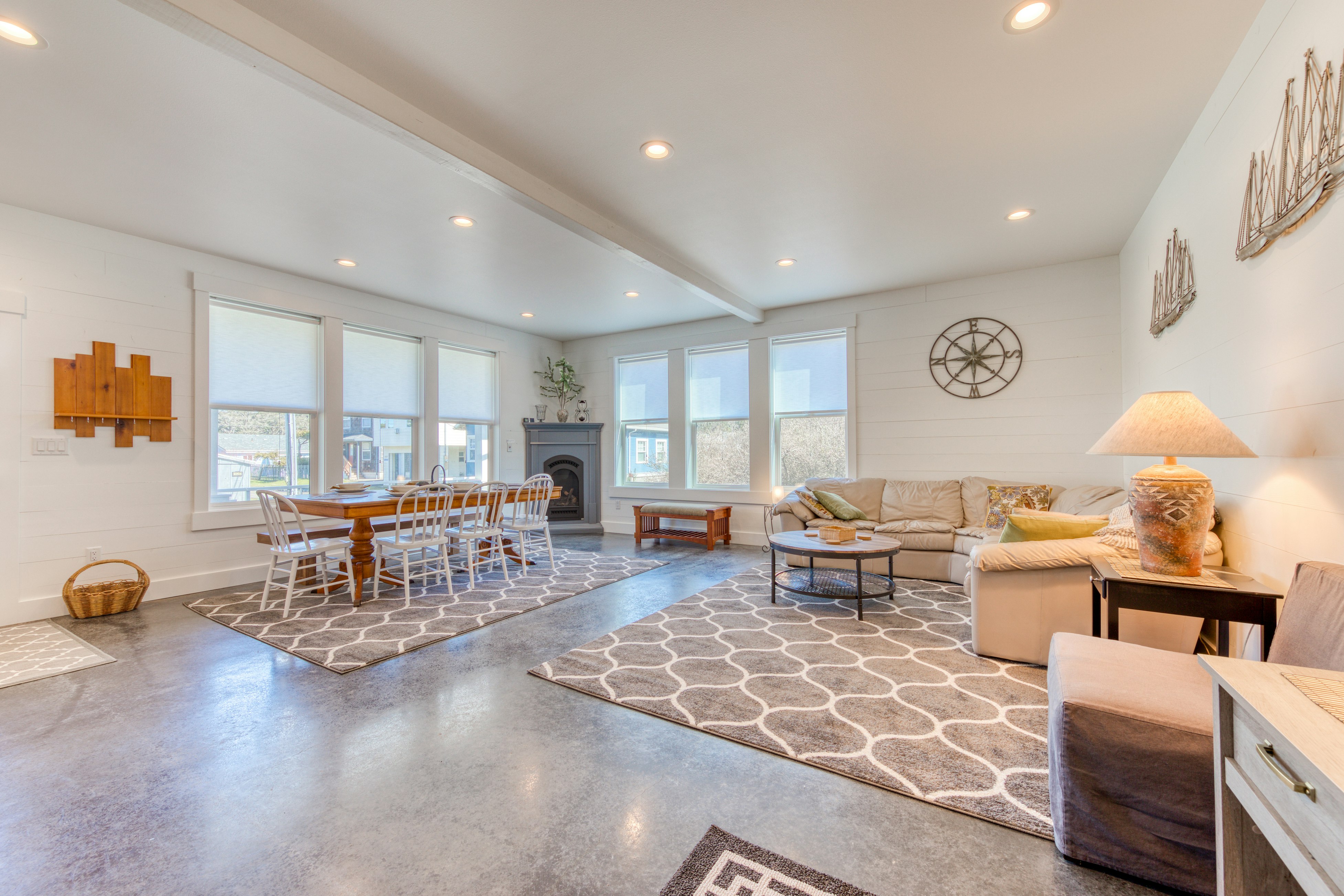 Family-Friendly House Near the Beach with a Gas Fireplace - Dogs Welcome