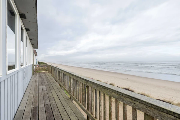 Prime Direct Beachfront Retreat with private deck with views | Dogs Welcome