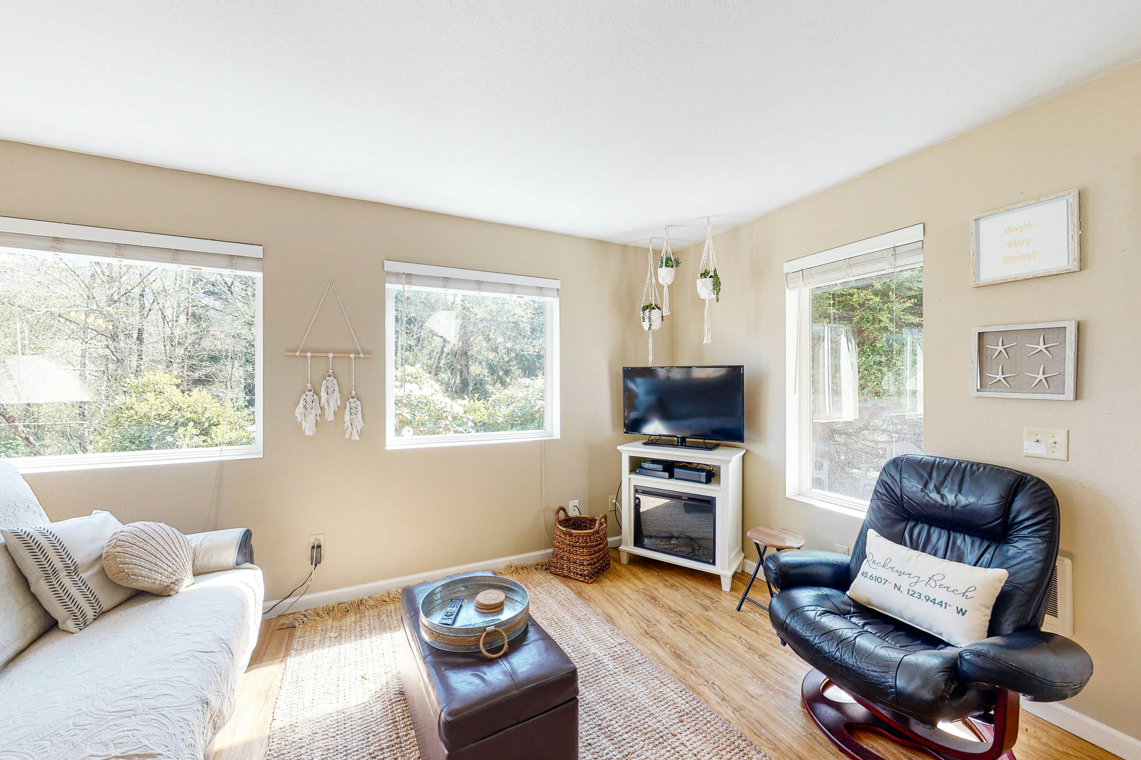 Dog Friendly Cottage Near Downtown with Firepit Private Hot Tub WiFi and Laundry