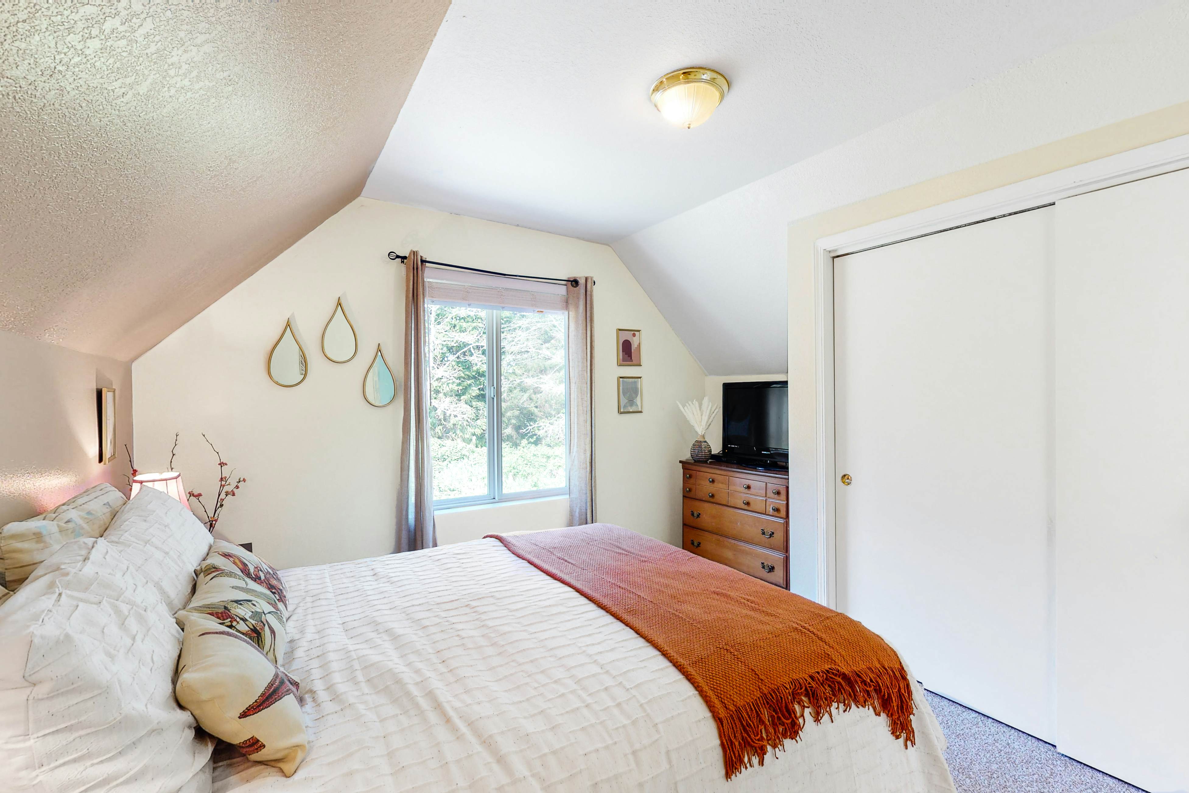 Dog Friendly Cottage Near Downtown with Firepit Private Hot Tub WiFi and Laundry