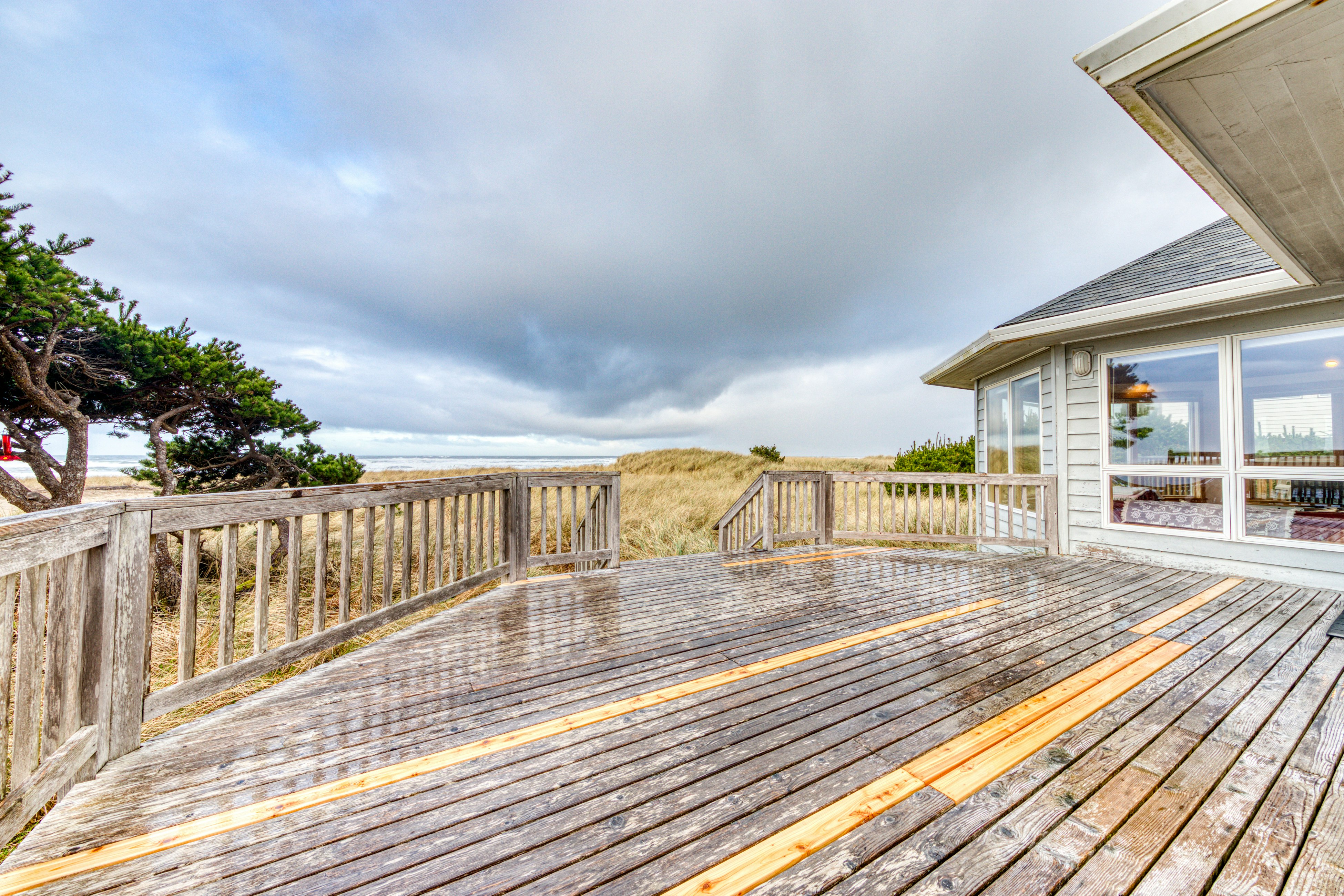 Dog-friendly oceanfront house with wood-burning fireplace, deck & beach access