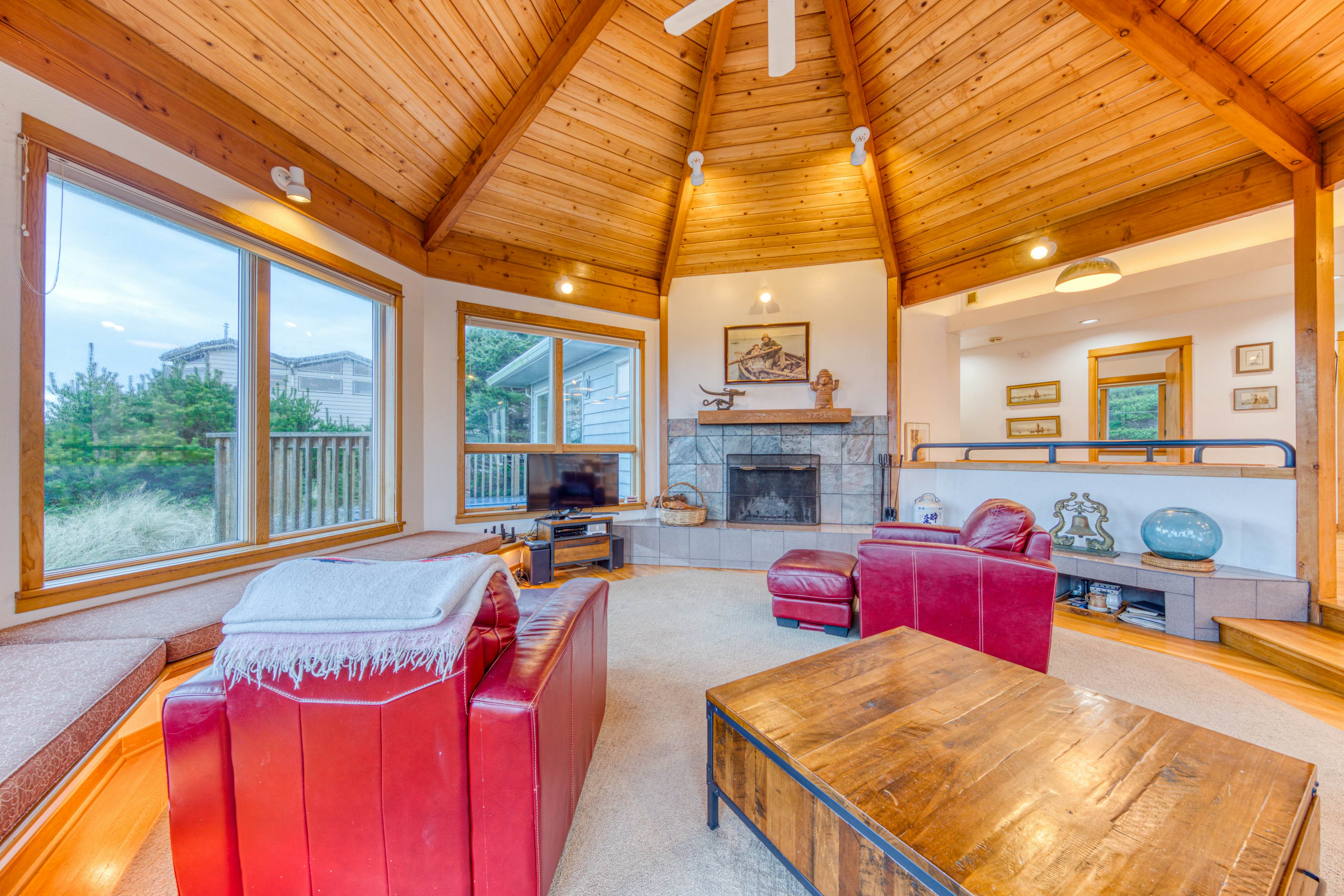 Dog-friendly oceanfront house with wood-burning fireplace, deck & beach access