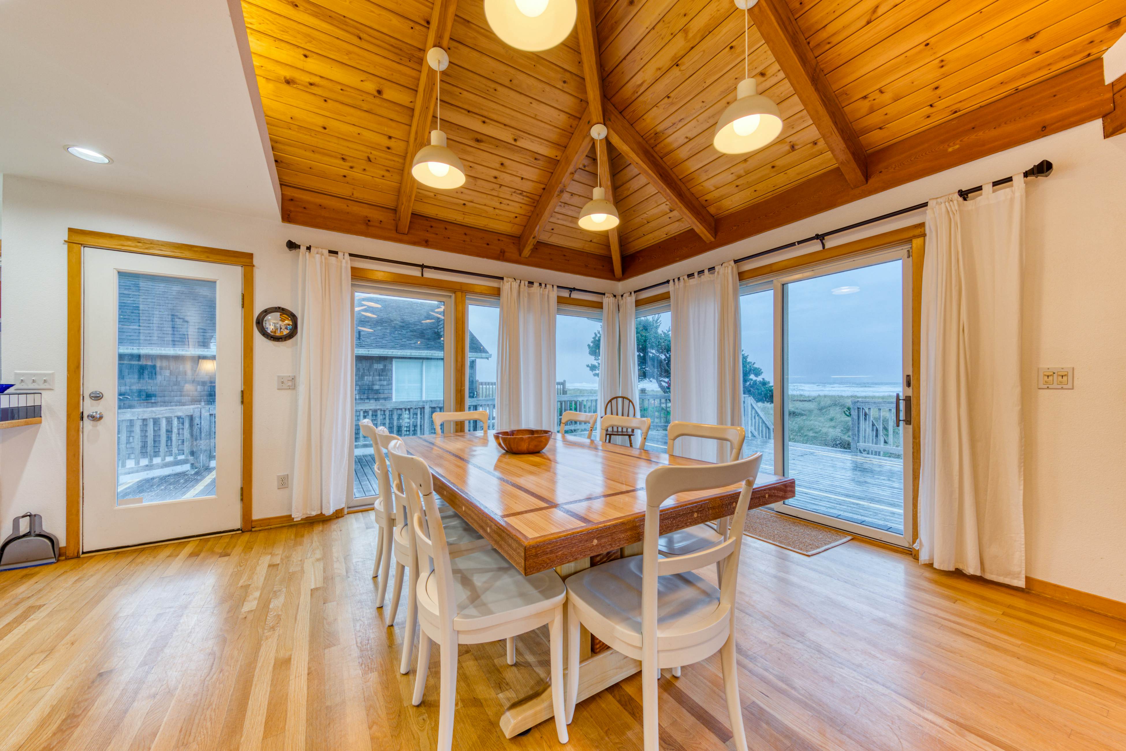 Dog-friendly oceanfront house with wood-burning fireplace, deck & beach access