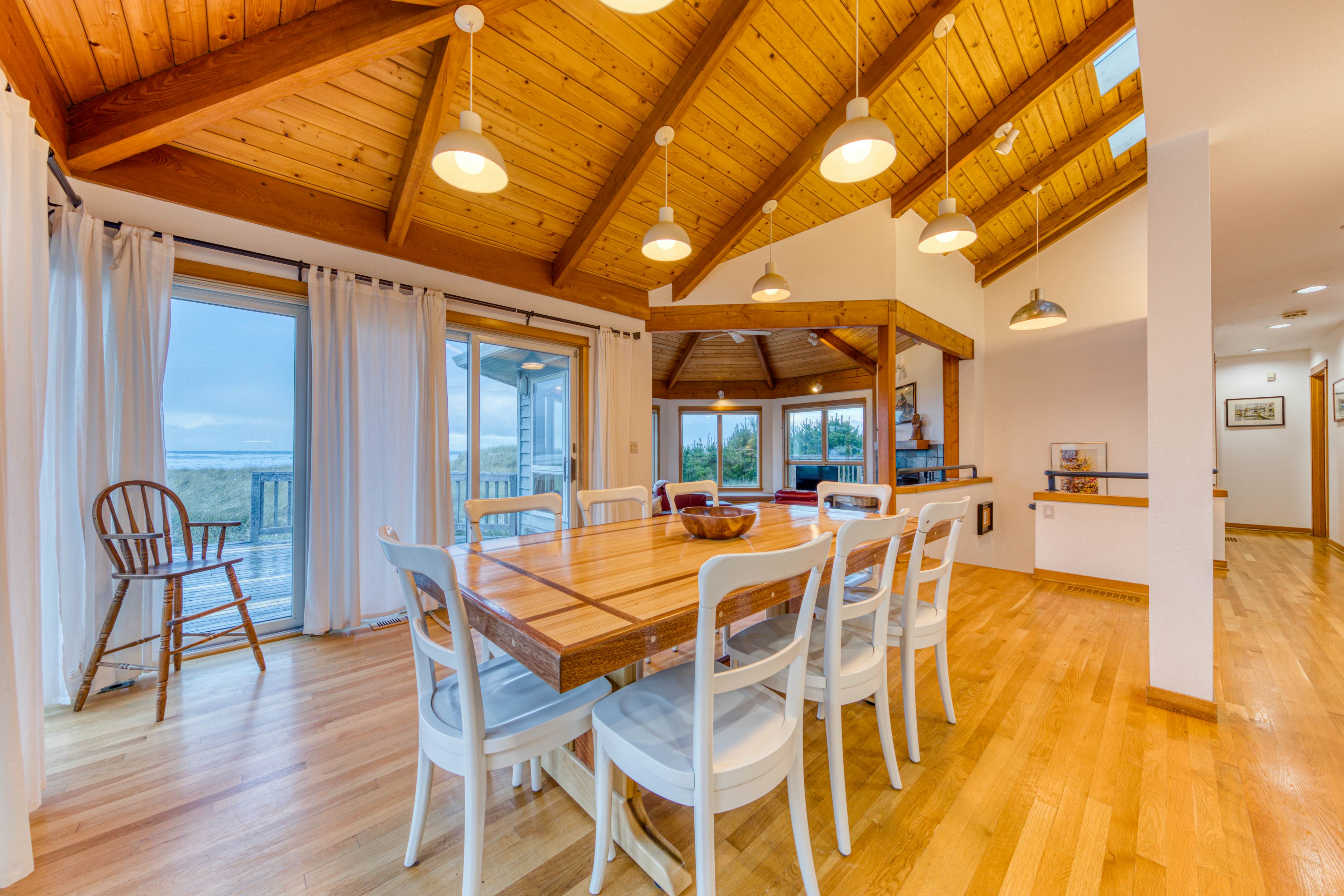 Dog-friendly oceanfront house with wood-burning fireplace, deck & beach access