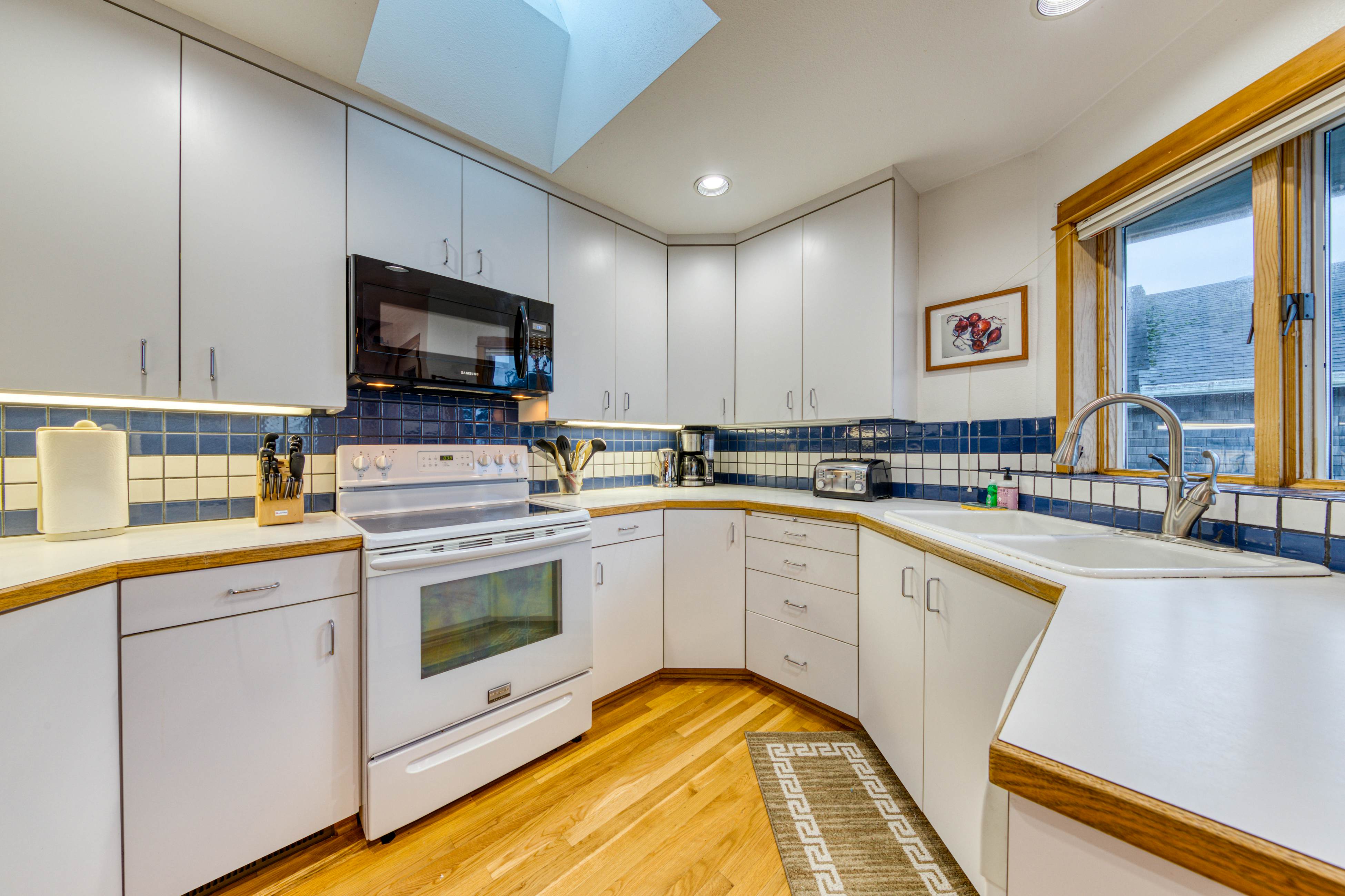 Dog-friendly oceanfront house with wood-burning fireplace, deck & beach access