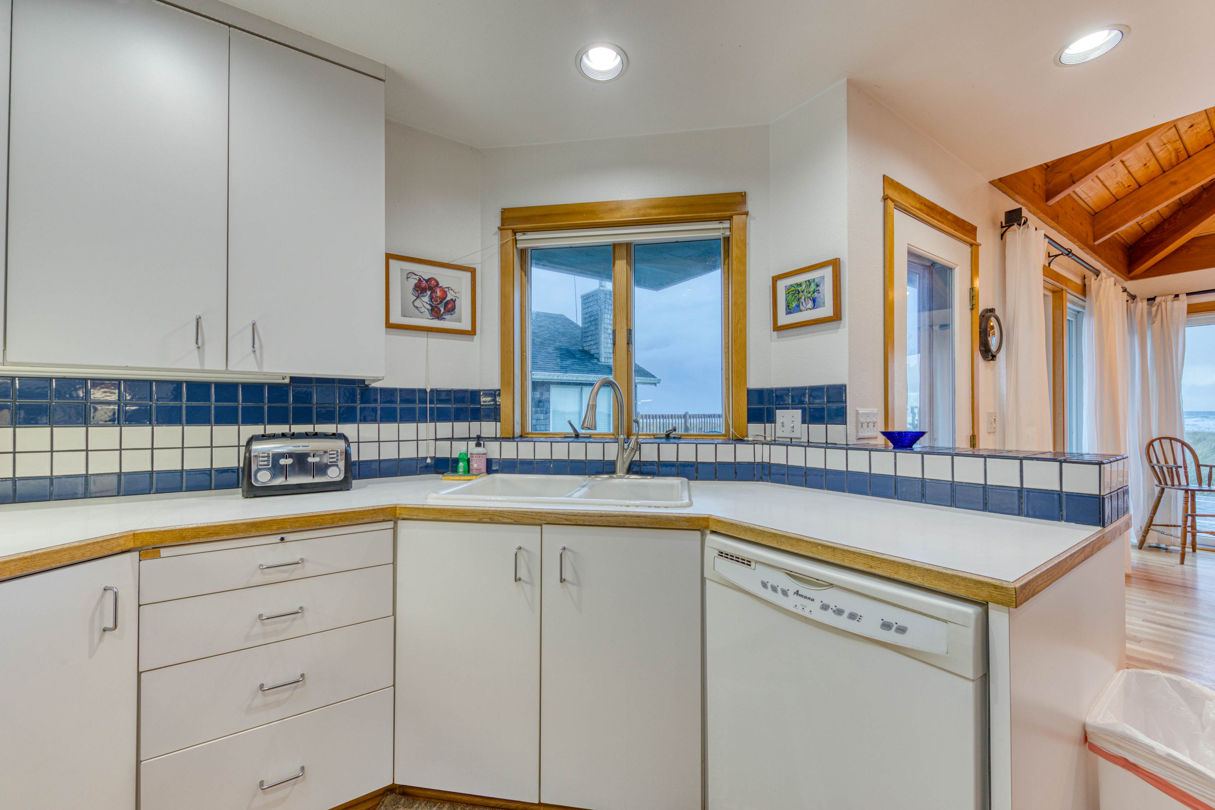 Dog-friendly oceanfront house with wood-burning fireplace, deck & beach access