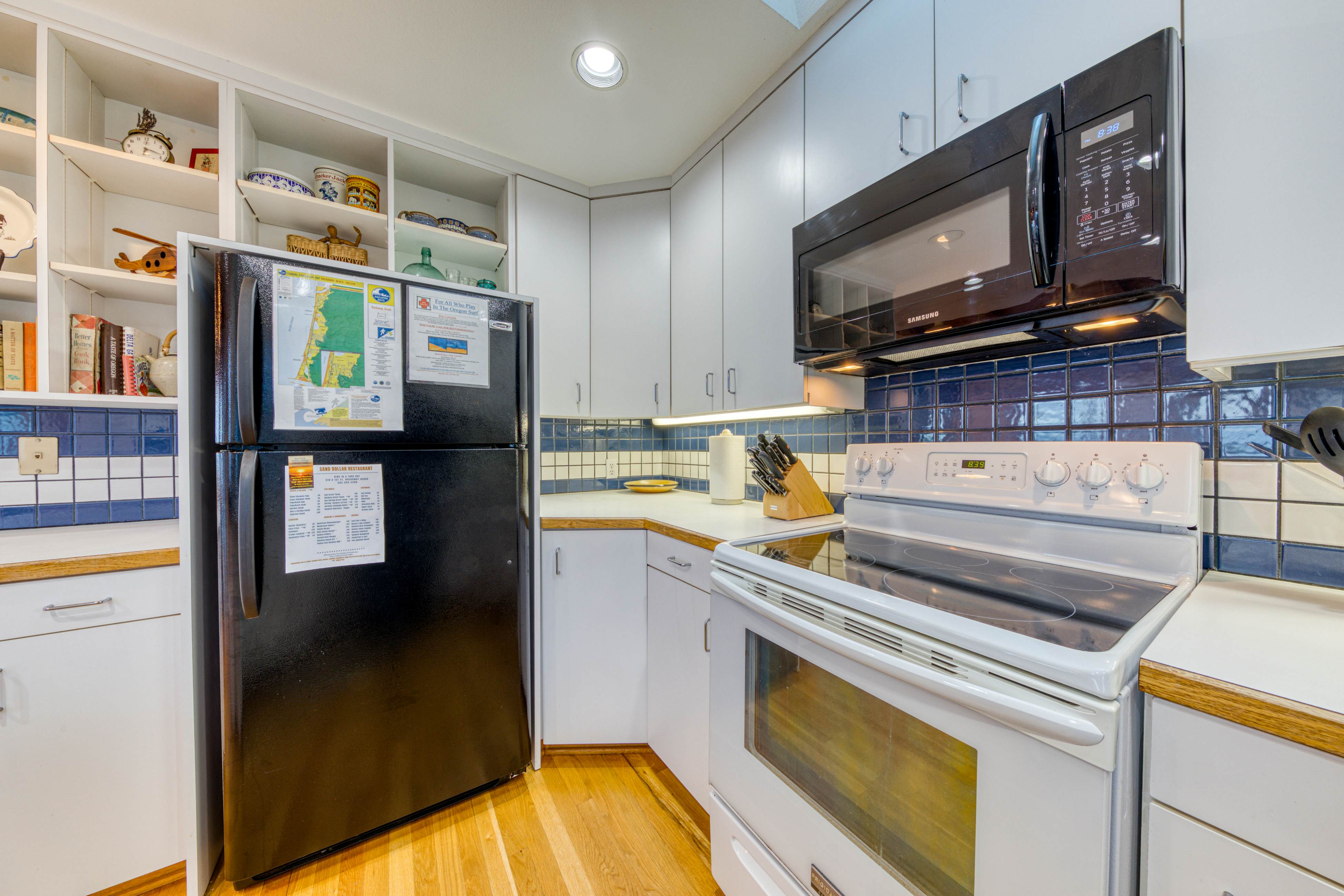 Dog-friendly oceanfront house with wood-burning fireplace, deck & beach access