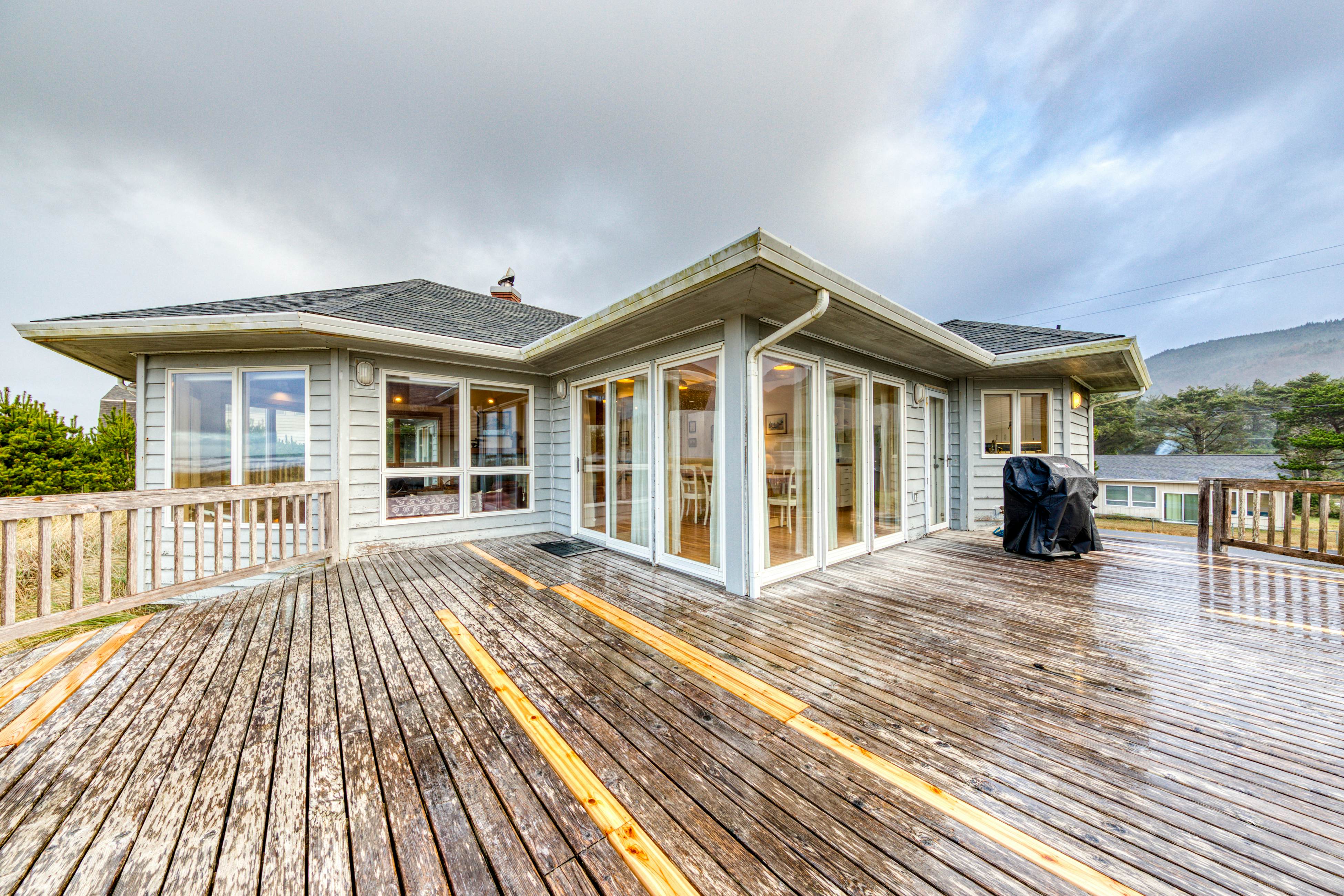 Dog-friendly oceanfront house with wood-burning fireplace, deck & beach access