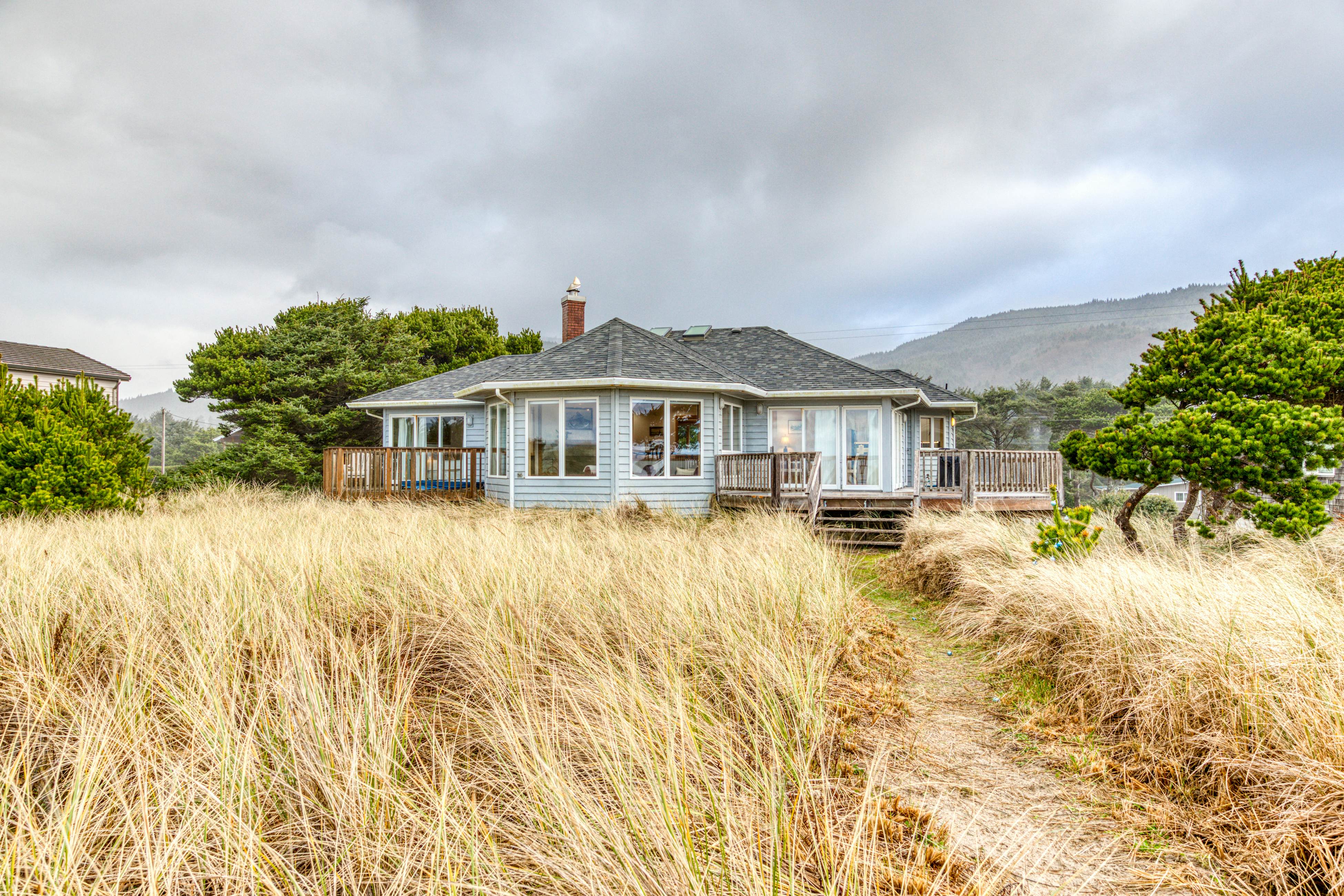 Dog-friendly oceanfront house with wood-burning fireplace, deck & beach access