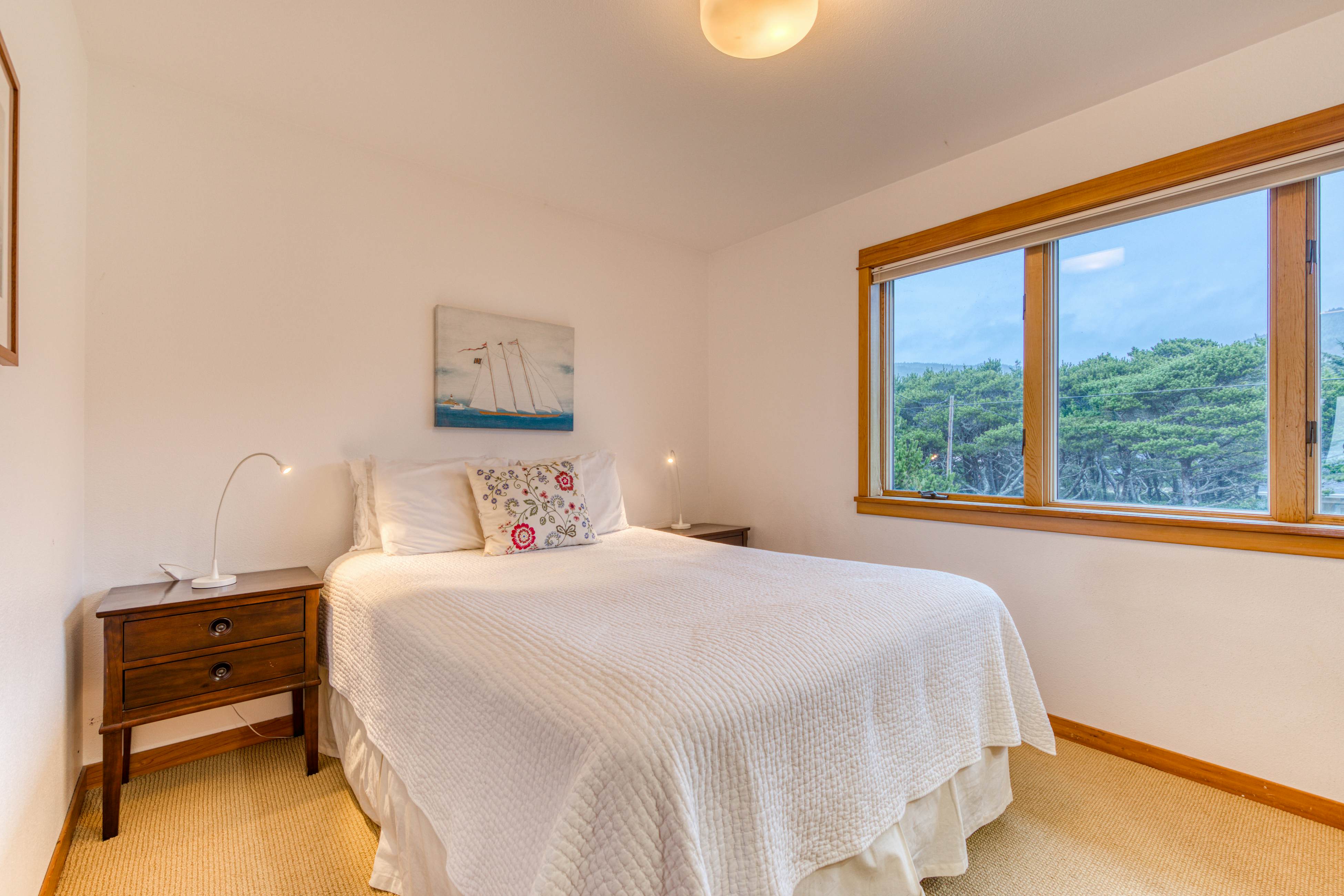 Dog-friendly oceanfront house with wood-burning fireplace, deck & beach access