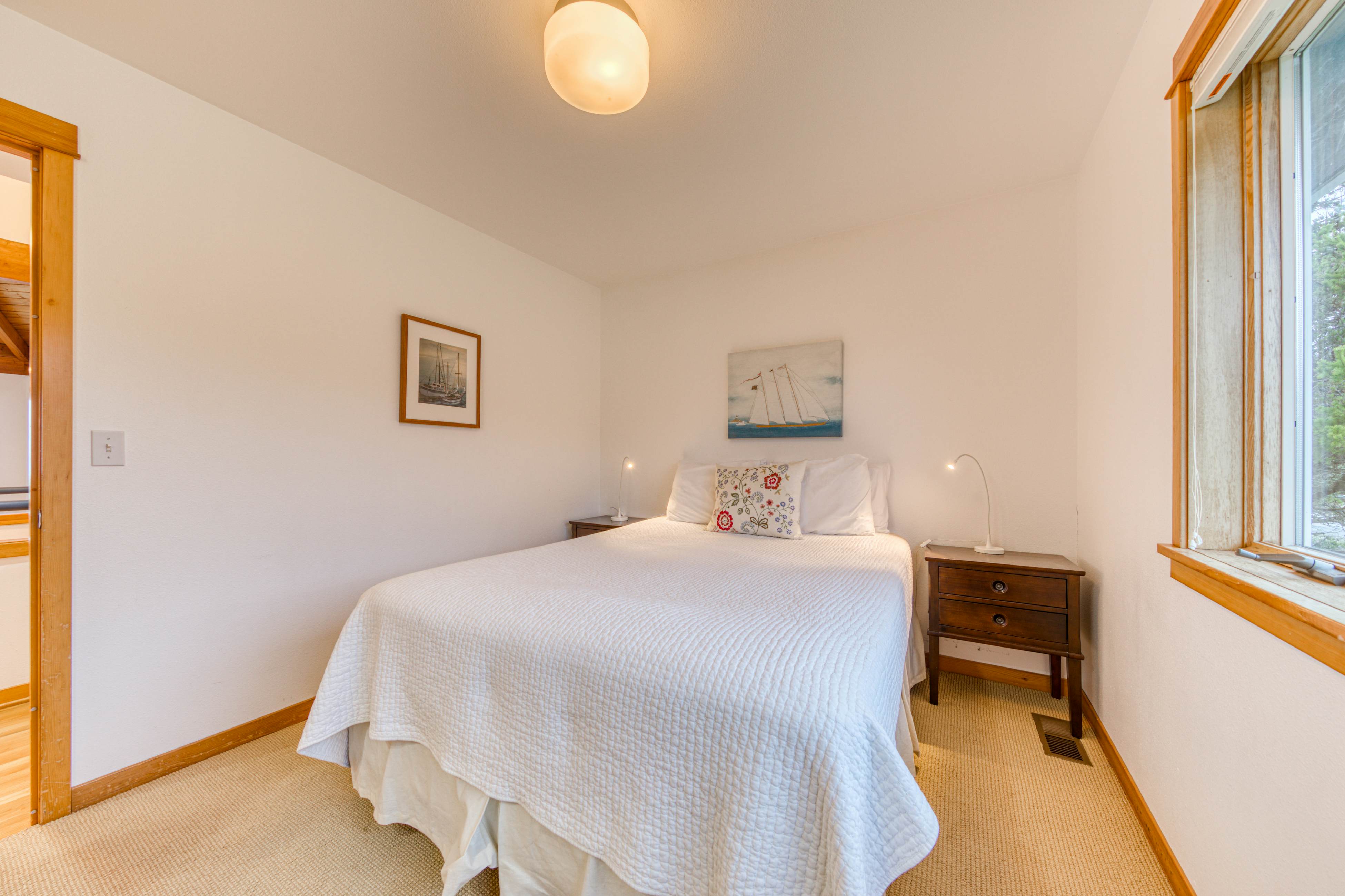 Dog-friendly oceanfront house with wood-burning fireplace, deck & beach access