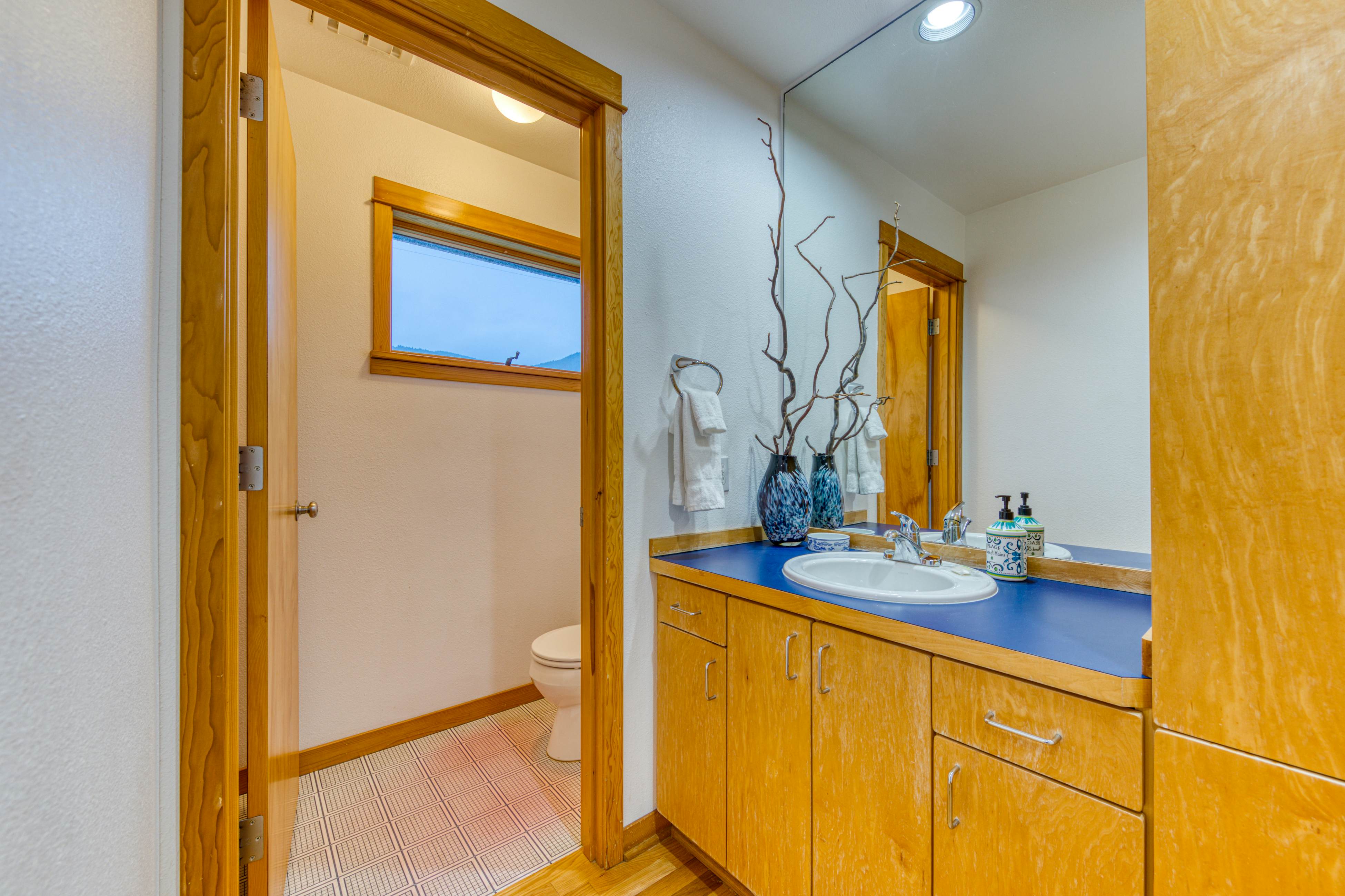 Dog-friendly oceanfront house with wood-burning fireplace, deck & beach access