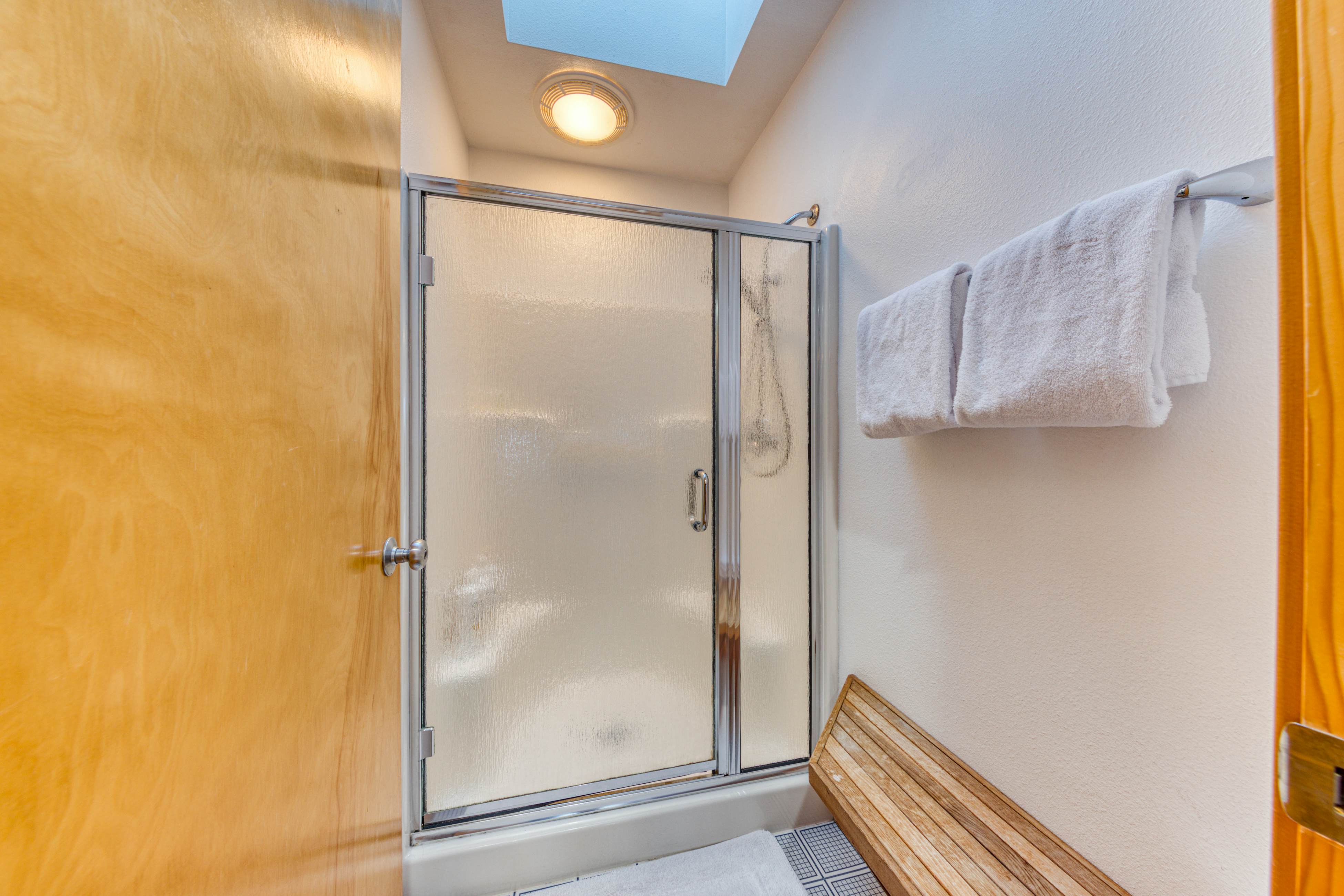 Dog-friendly oceanfront house with wood-burning fireplace, deck & beach access