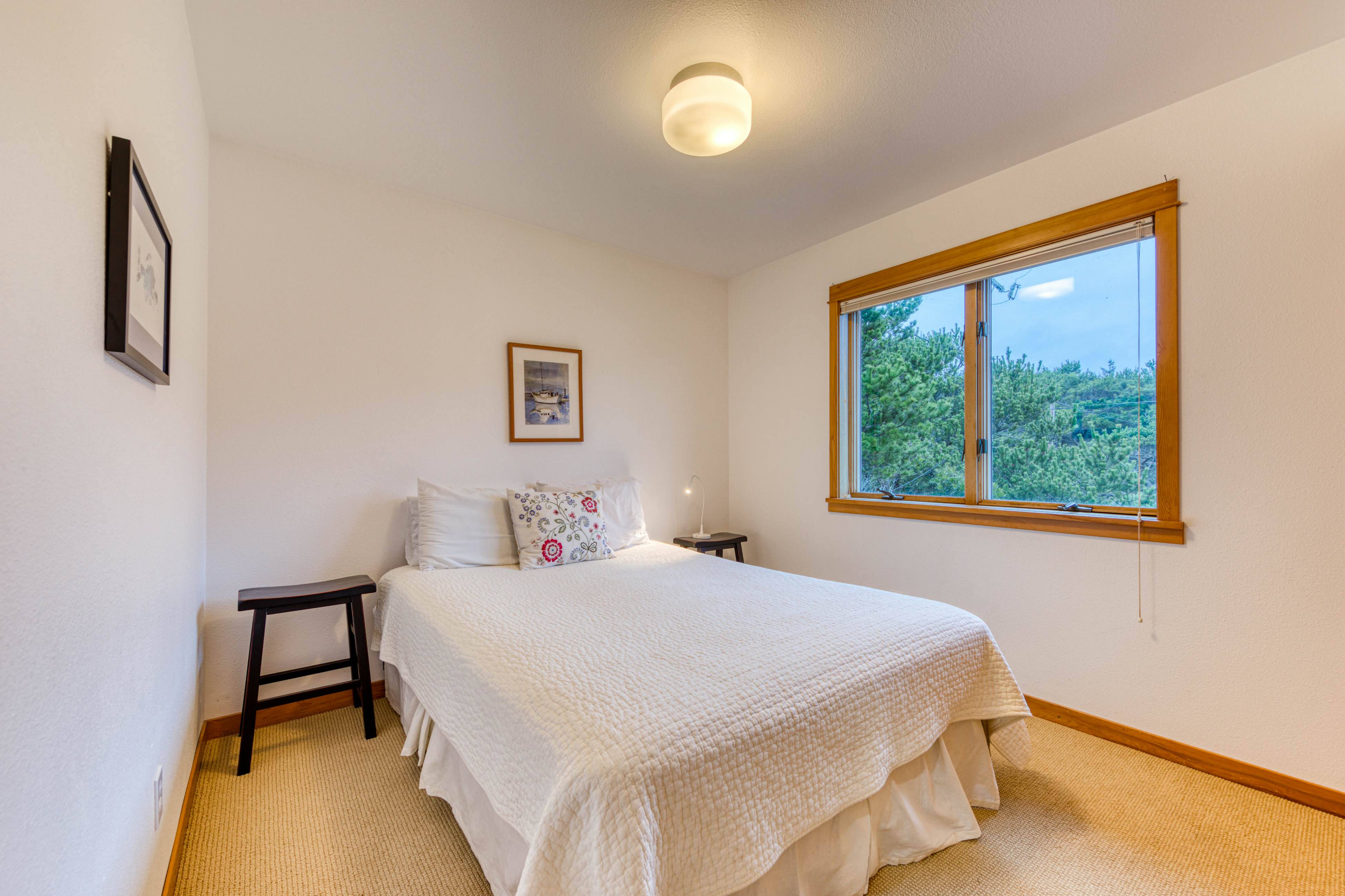 Dog-friendly oceanfront house with wood-burning fireplace, deck & beach access