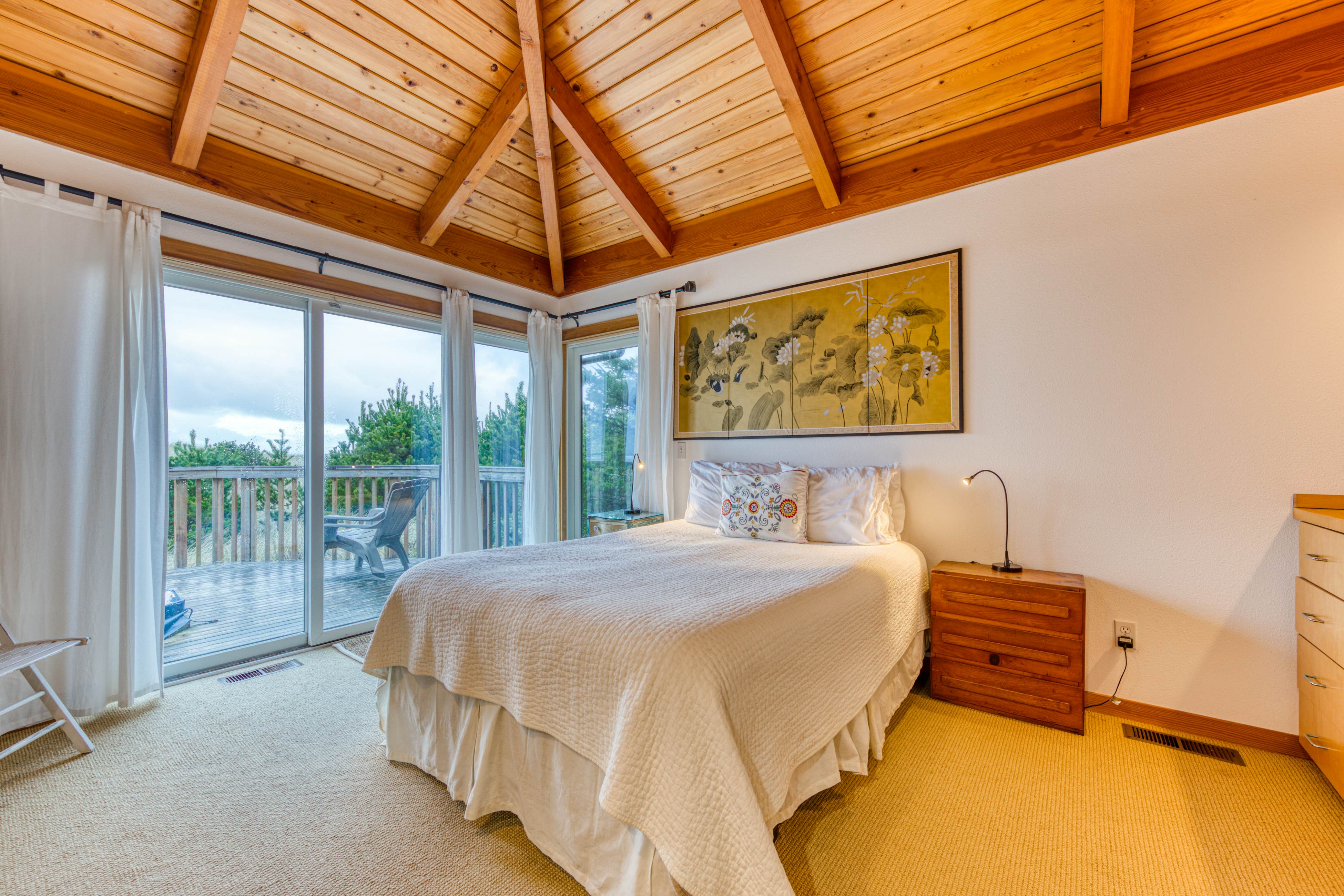 Dog-friendly oceanfront house with wood-burning fireplace, deck & beach access