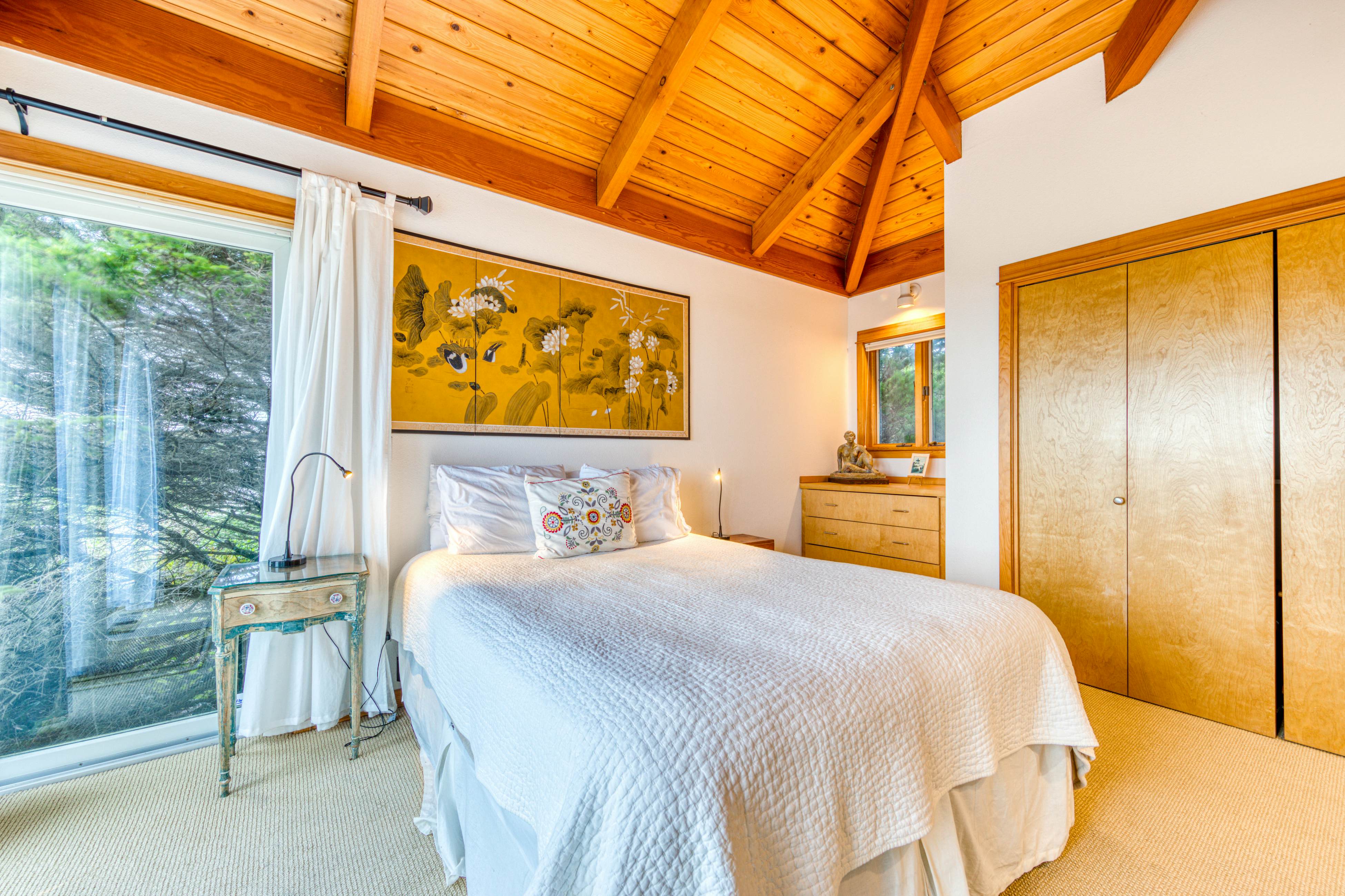 Dog-friendly oceanfront house with wood-burning fireplace, deck & beach access