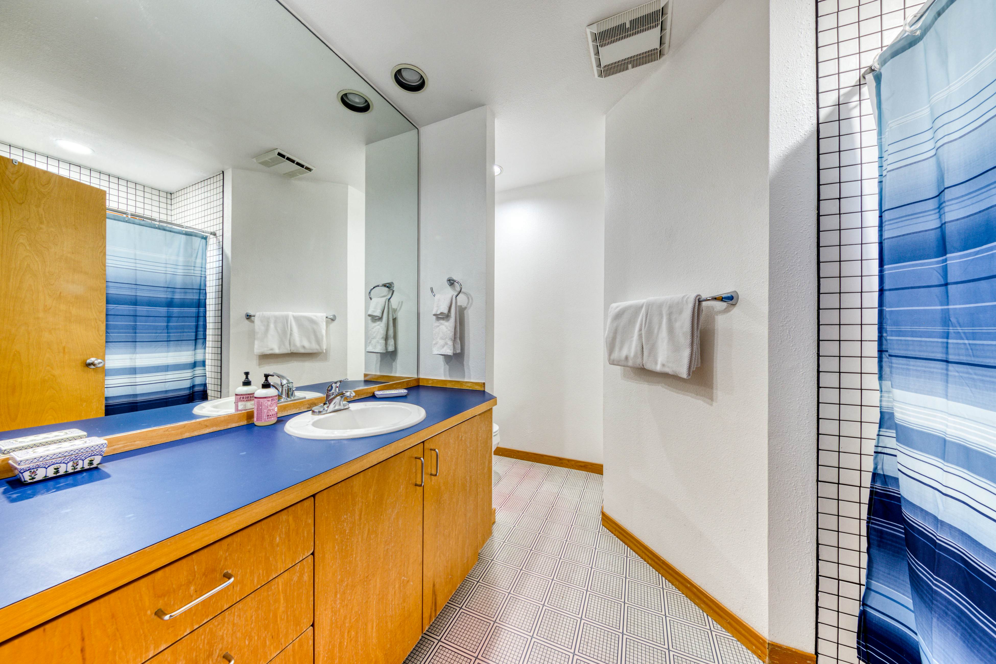 Dog-friendly oceanfront house with wood-burning fireplace, deck & beach access