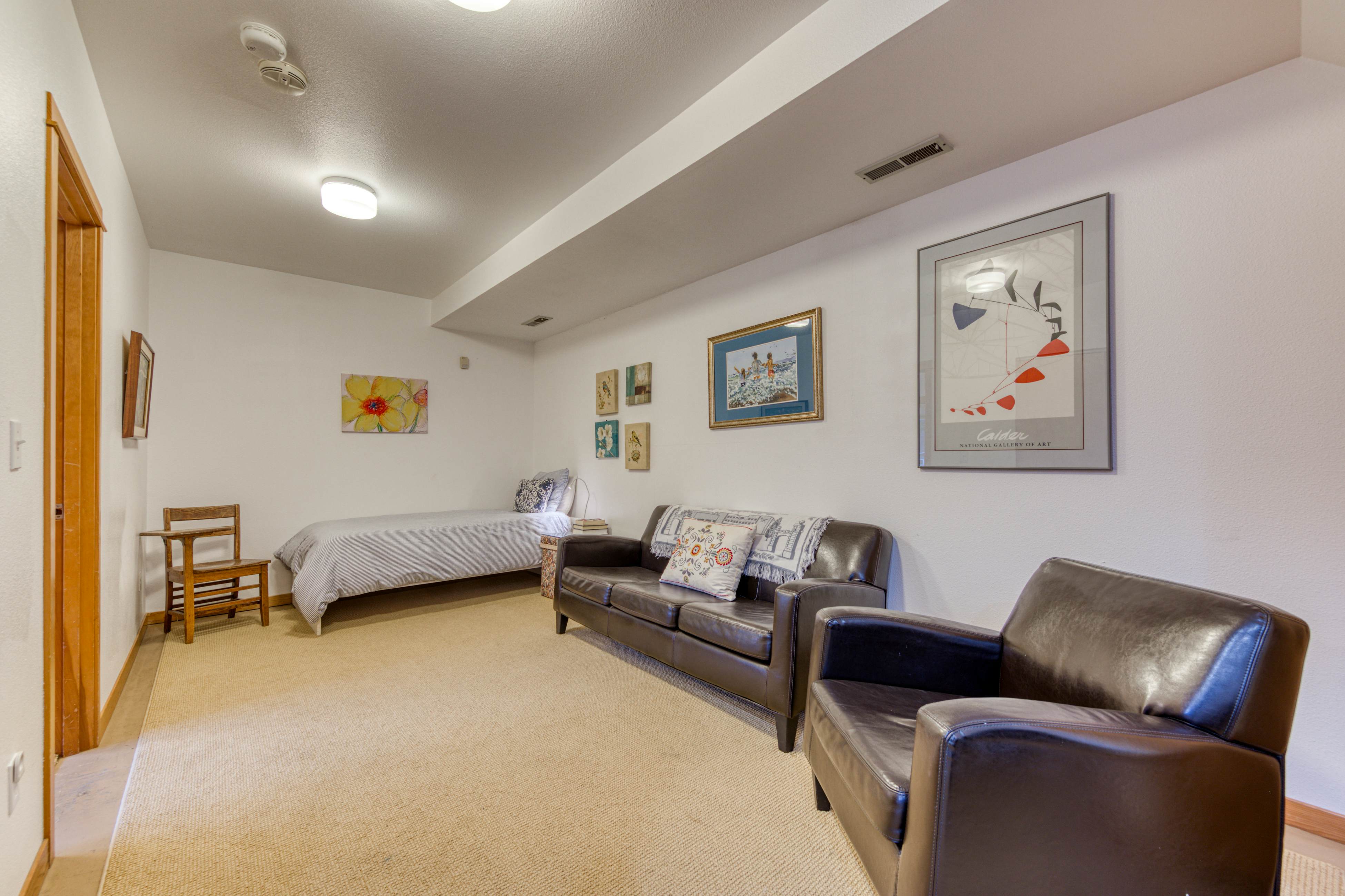 Dog-friendly oceanfront house with wood-burning fireplace, deck & beach access