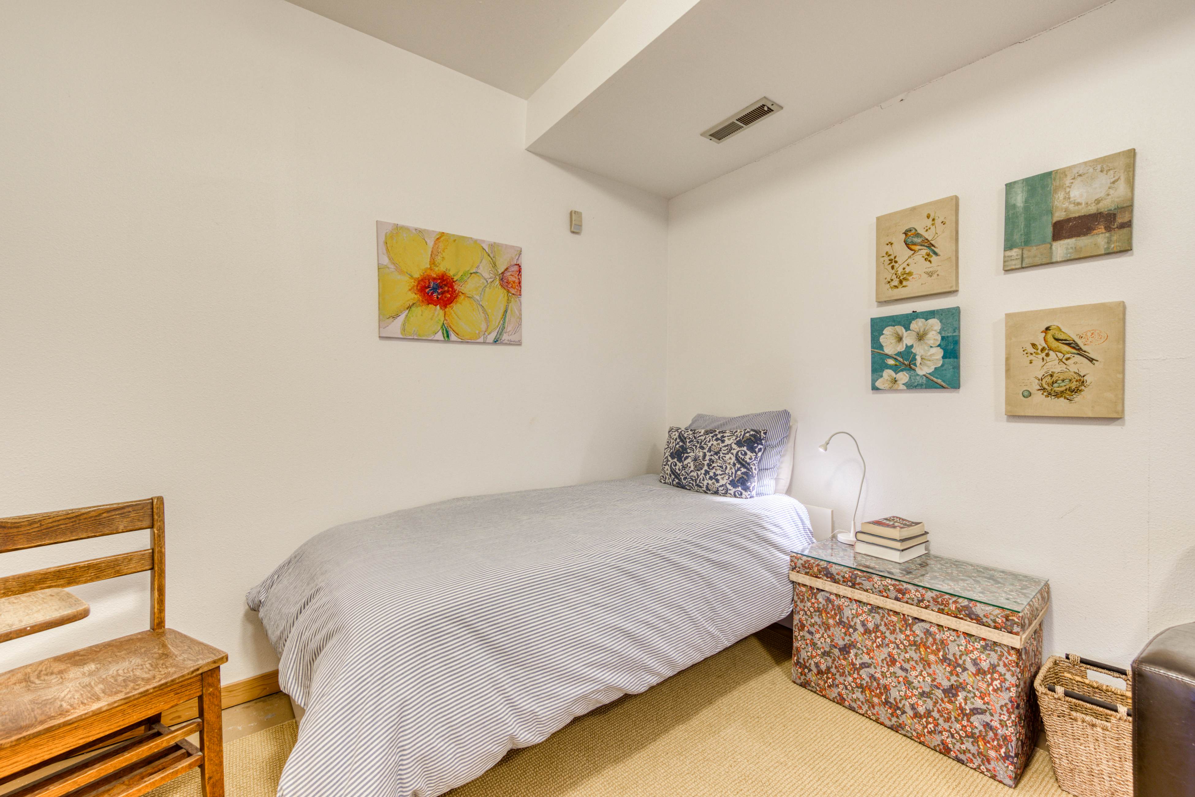 Dog-friendly oceanfront house with wood-burning fireplace, deck & beach access