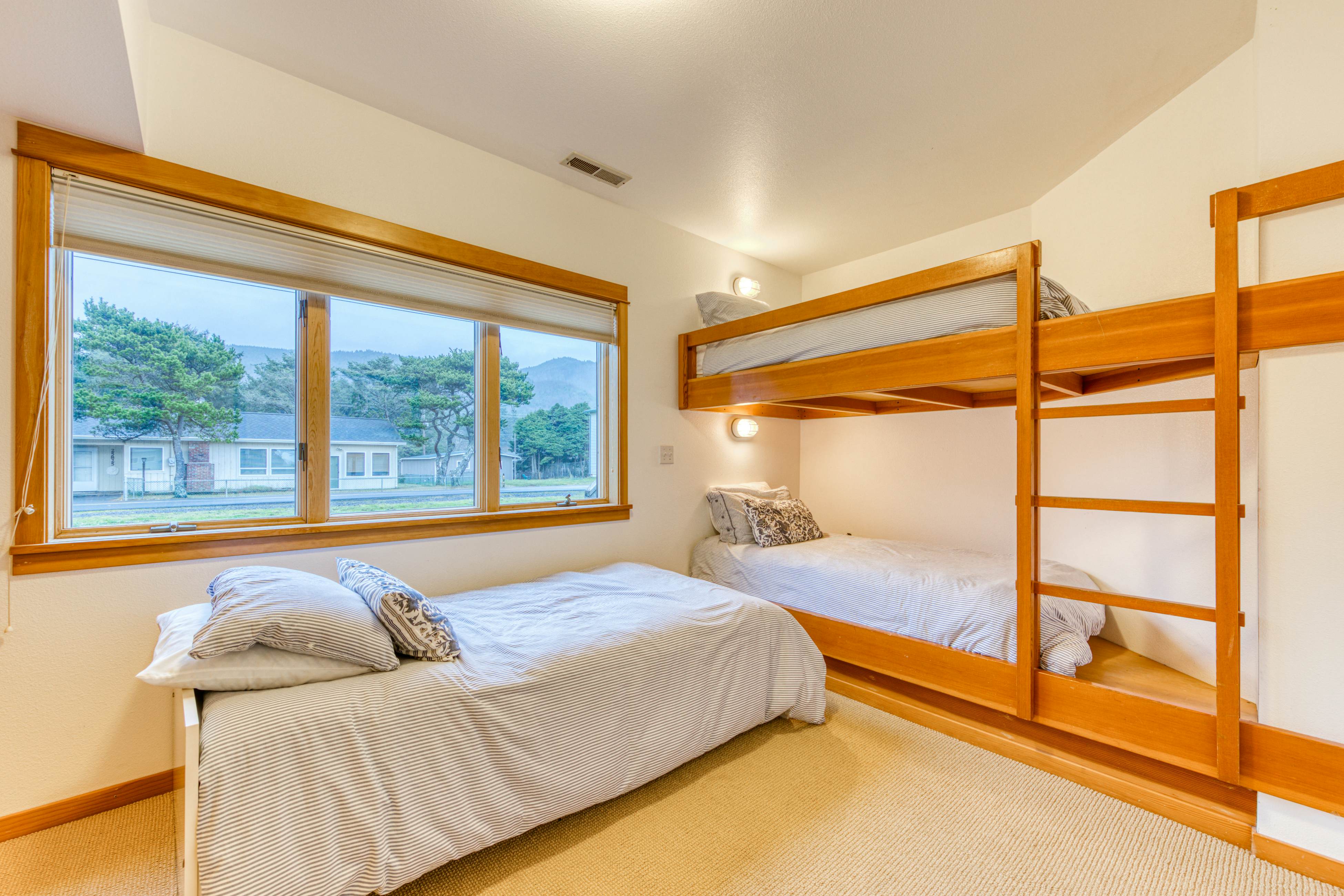 Dog-friendly oceanfront house with wood-burning fireplace, deck & beach access