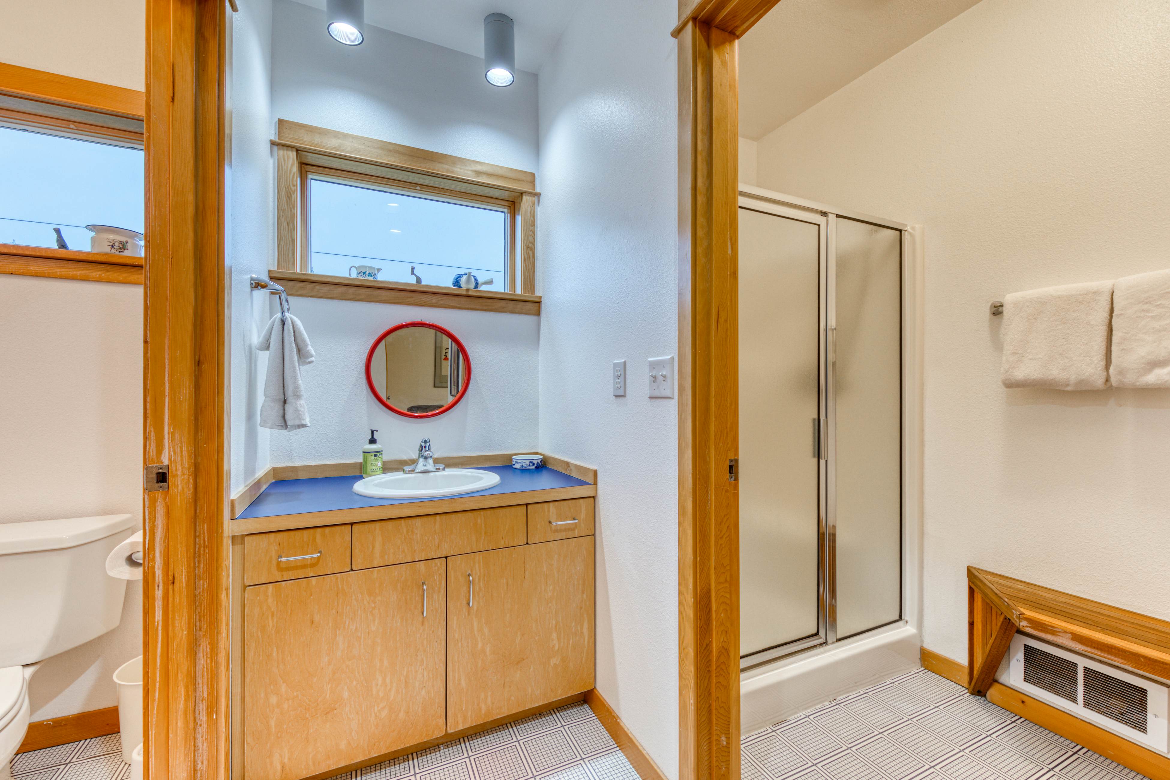 Dog-friendly oceanfront house with wood-burning fireplace, deck & beach access