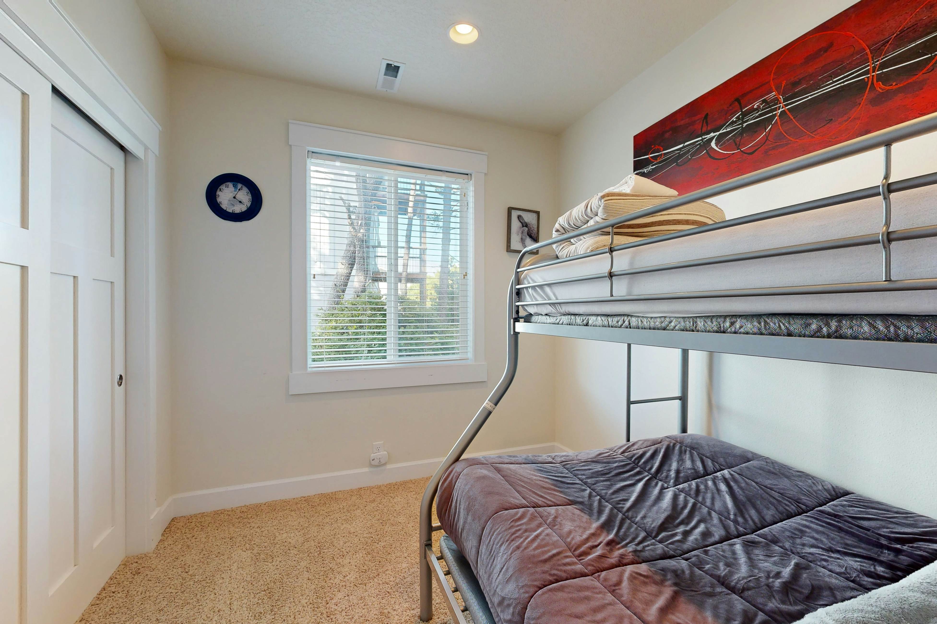 Beachside home with firepit media room walk 2 minutes to beach access