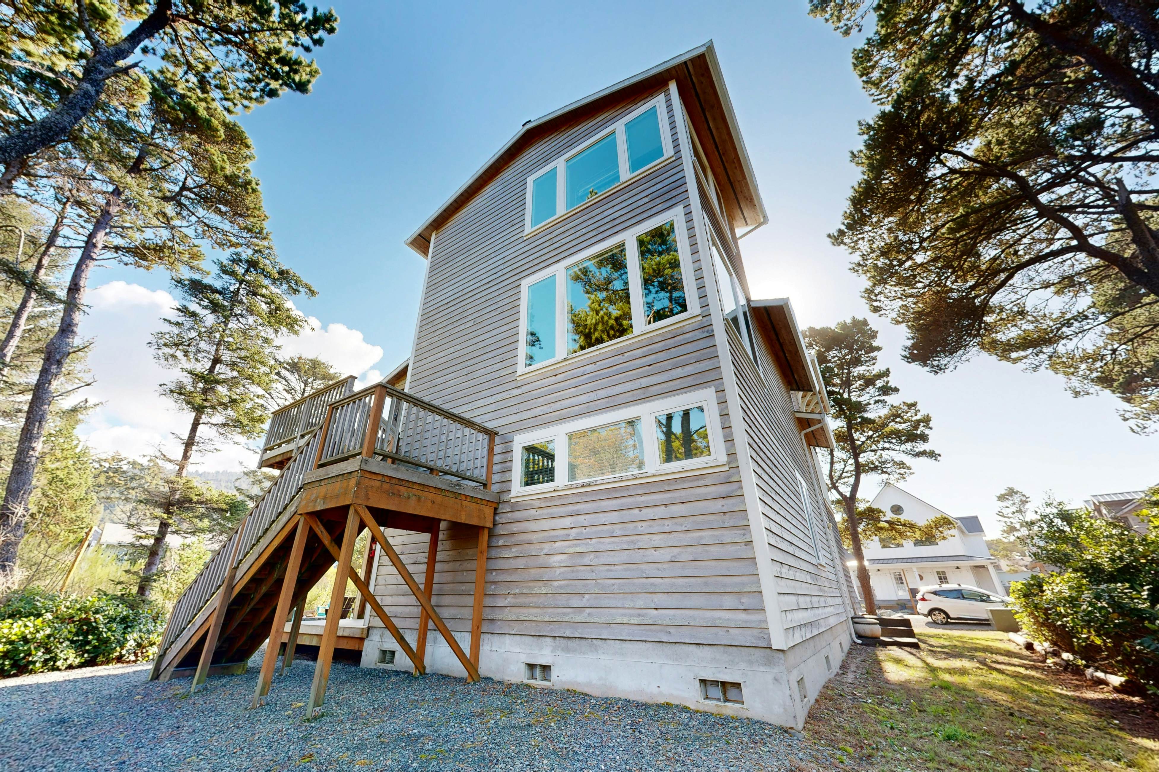 Beachside home with firepit media room walk 2 minutes to beach access