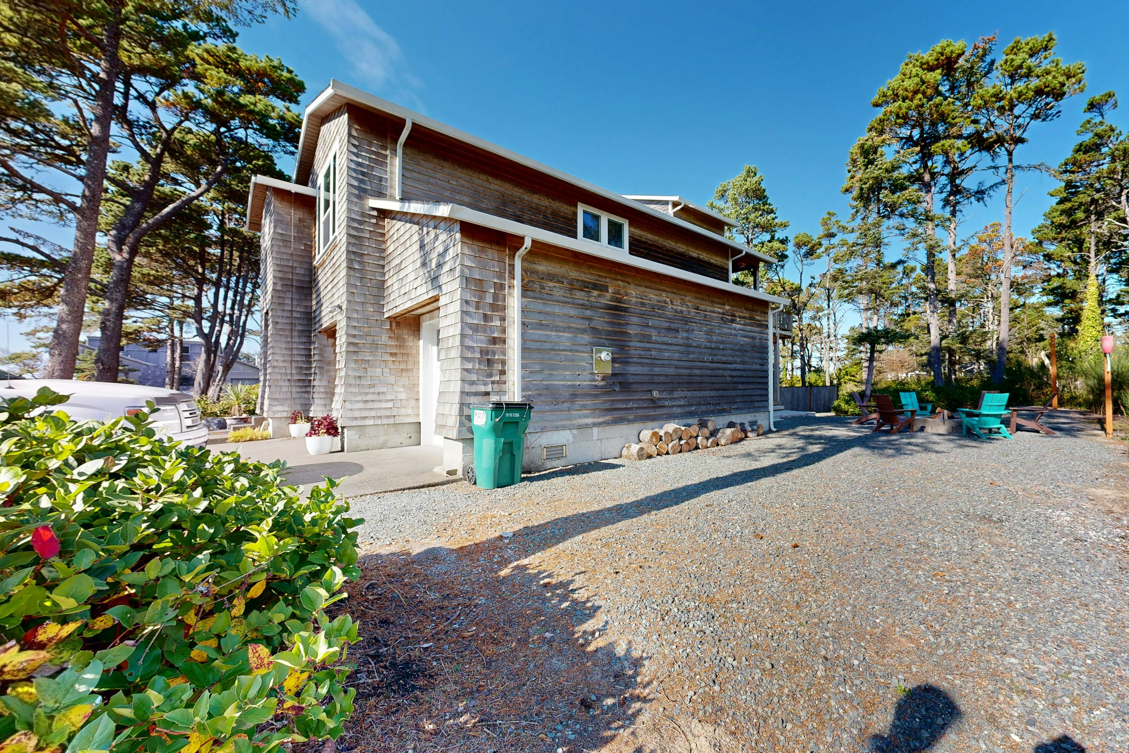 Beachside home with firepit media room walk 2 minutes to beach access
