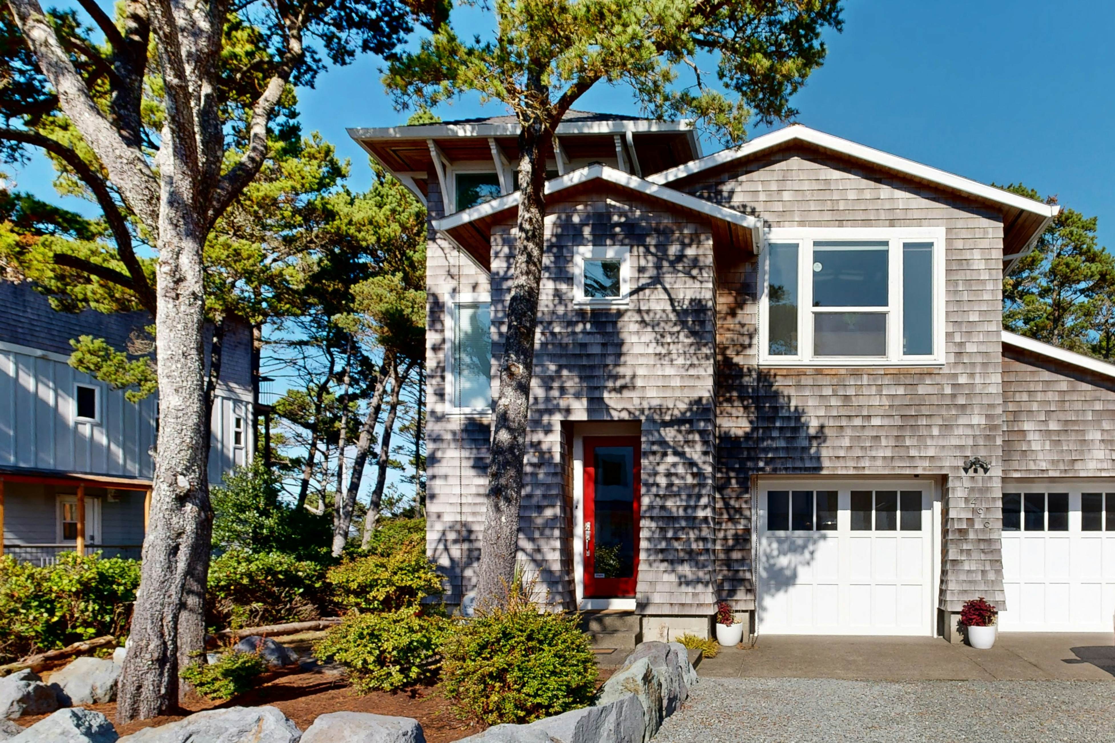 Beachside home with firepit media room walk 2 minutes to beach access