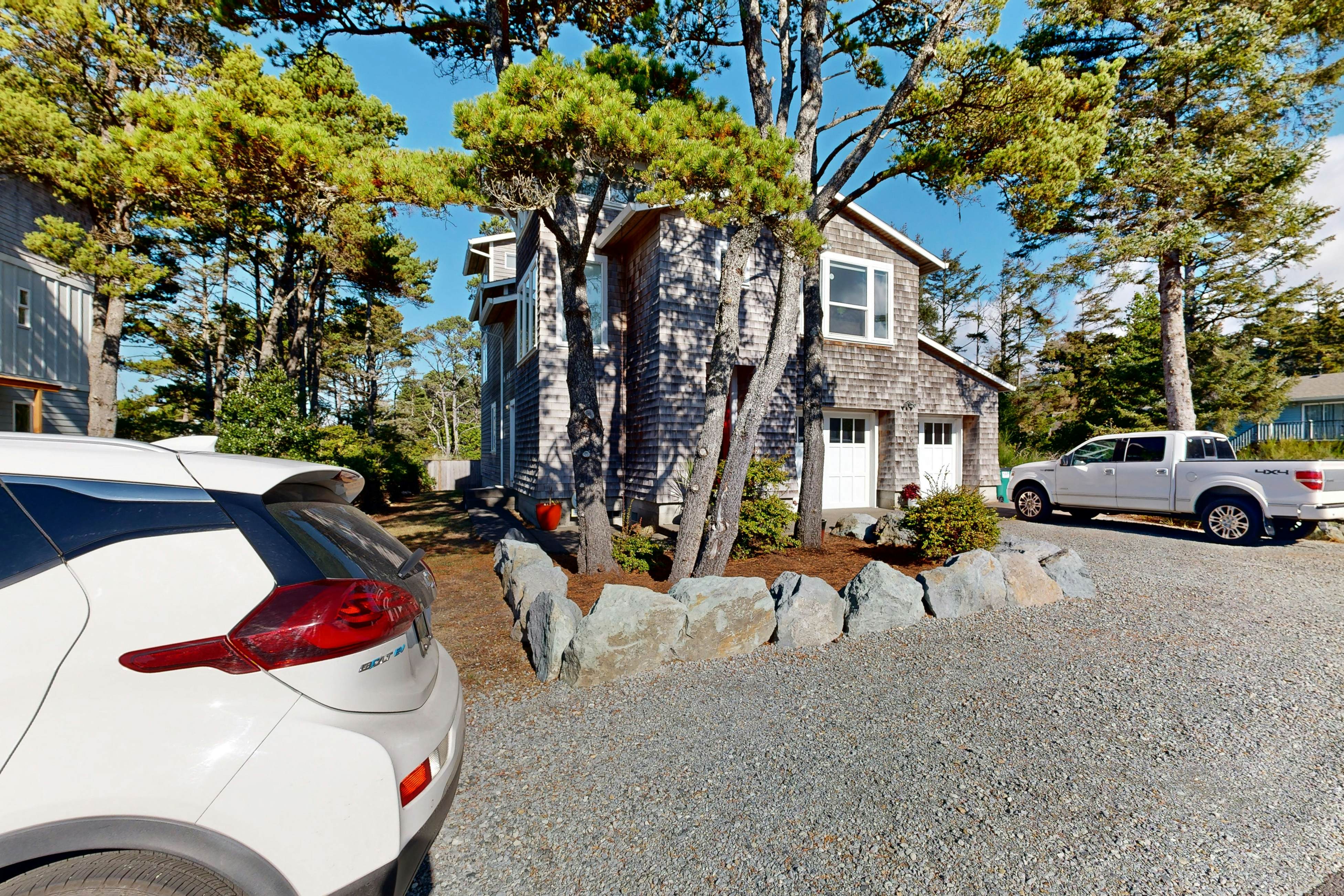 Beachside home with firepit media room walk 2 minutes to beach access