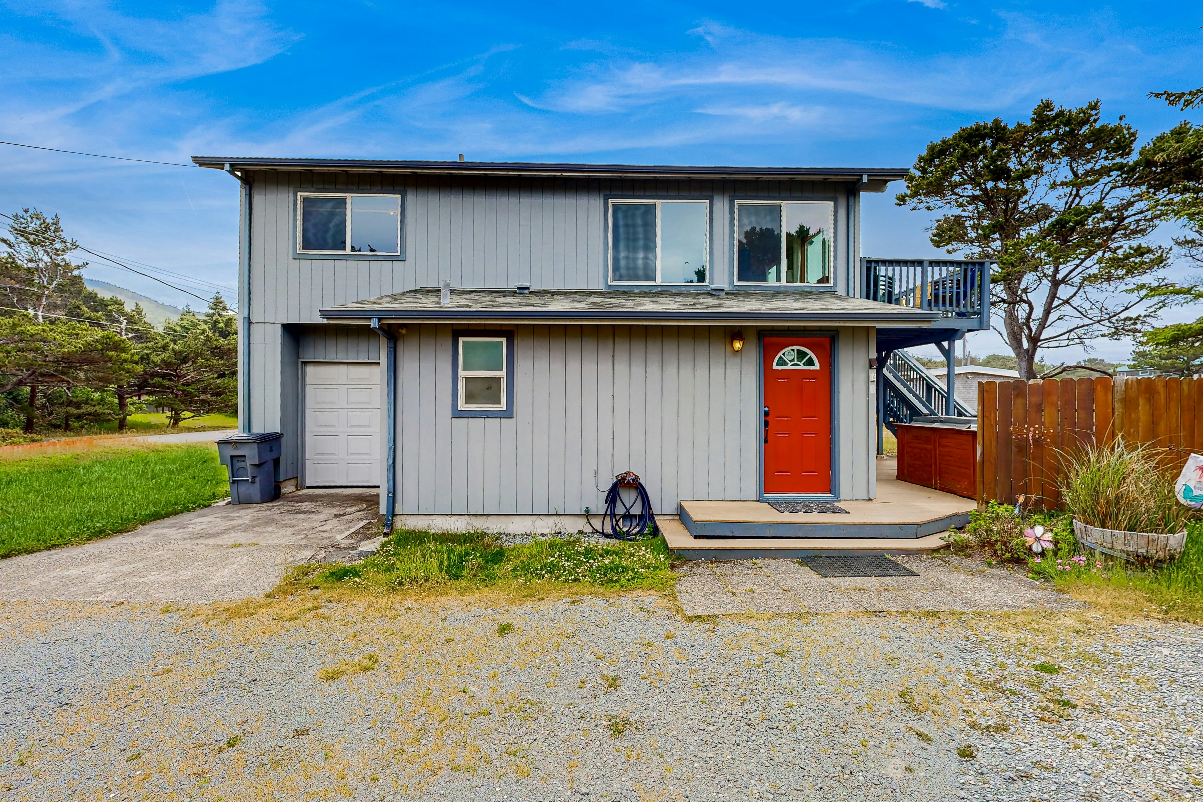 Ideal retreat, 100 yards to the beach - private hot tub, scenic deck & fast WiFi