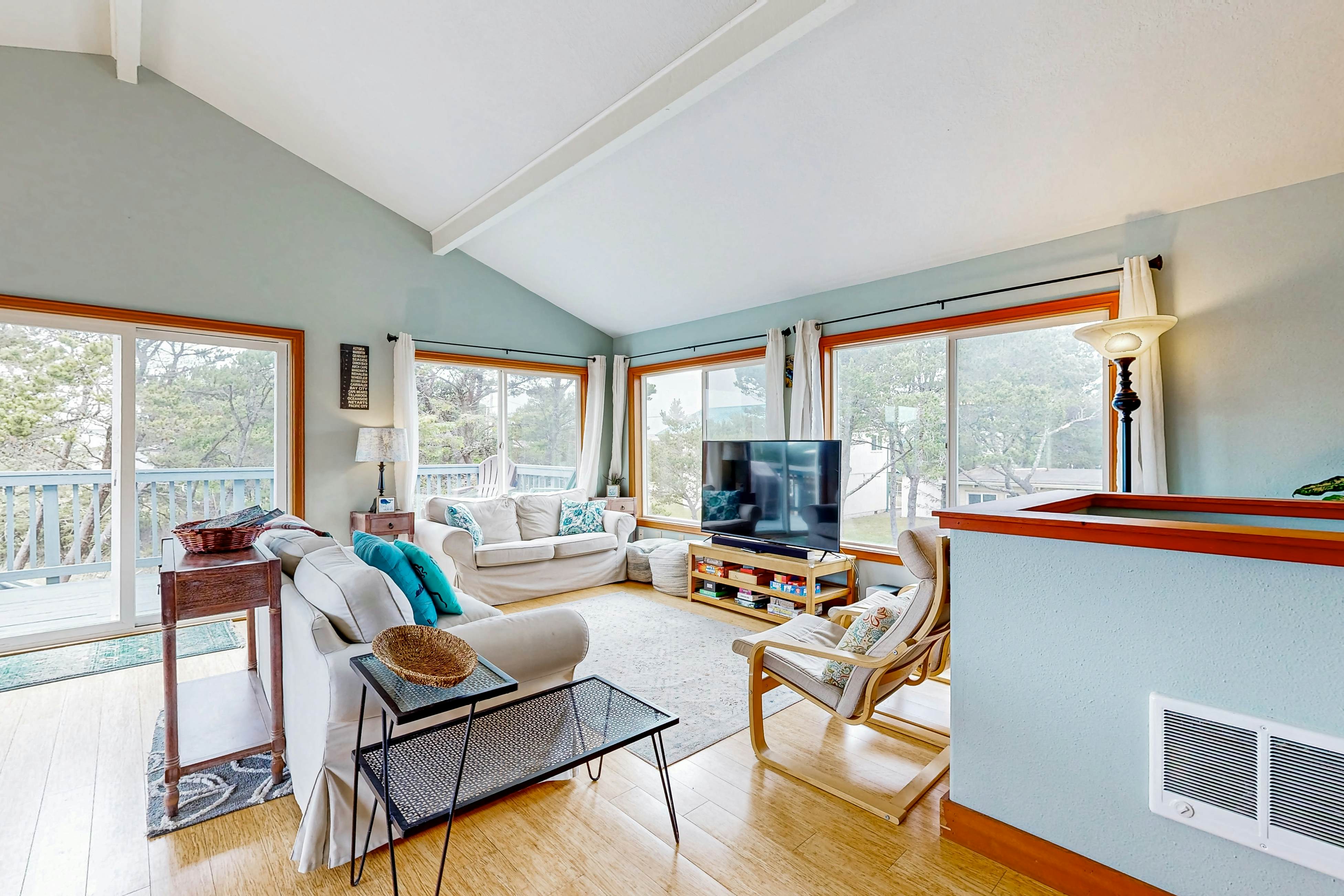 Ideal retreat, 100 yards to the beach - private hot tub, scenic deck & fast WiFi