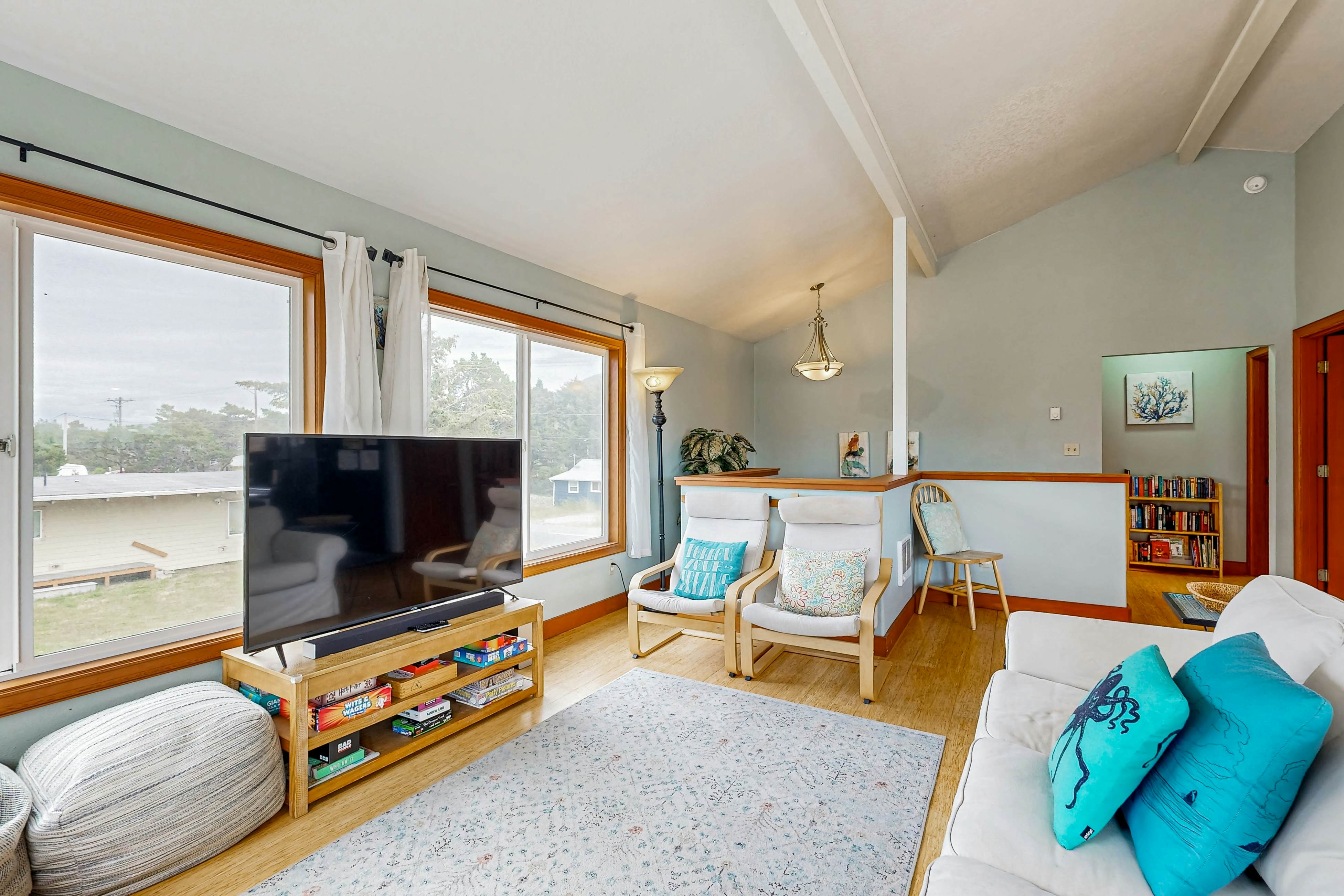 Ideal retreat, 100 yards to the beach - private hot tub, scenic deck & fast WiFi