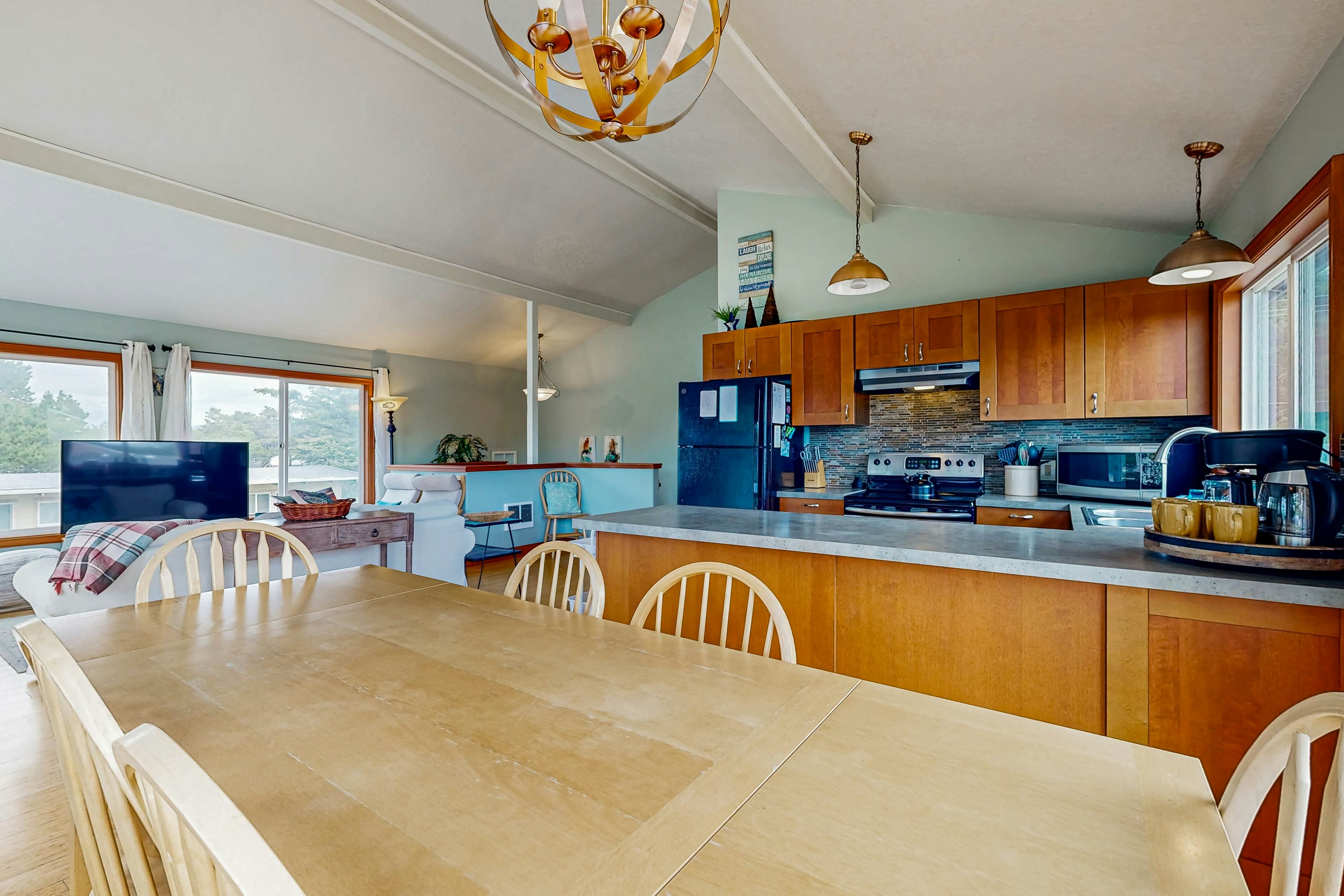 Ideal retreat, 100 yards to the beach - private hot tub, scenic deck & fast WiFi