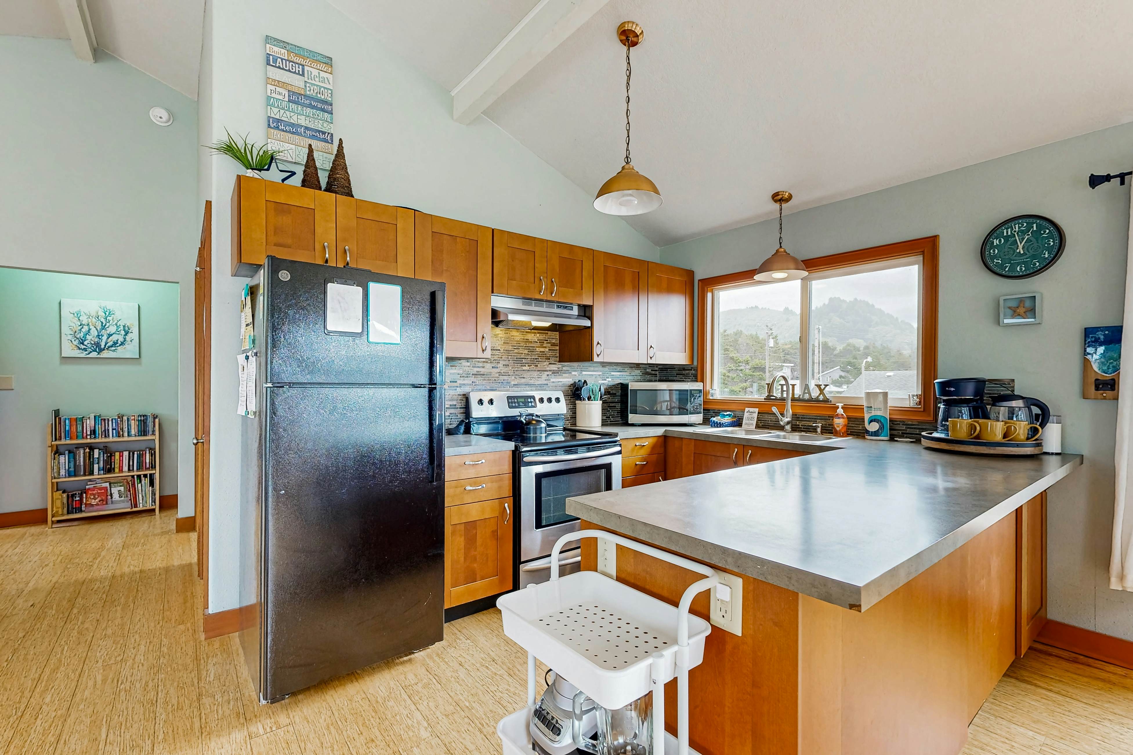 Ideal retreat, 100 yards to the beach - private hot tub, scenic deck & fast WiFi