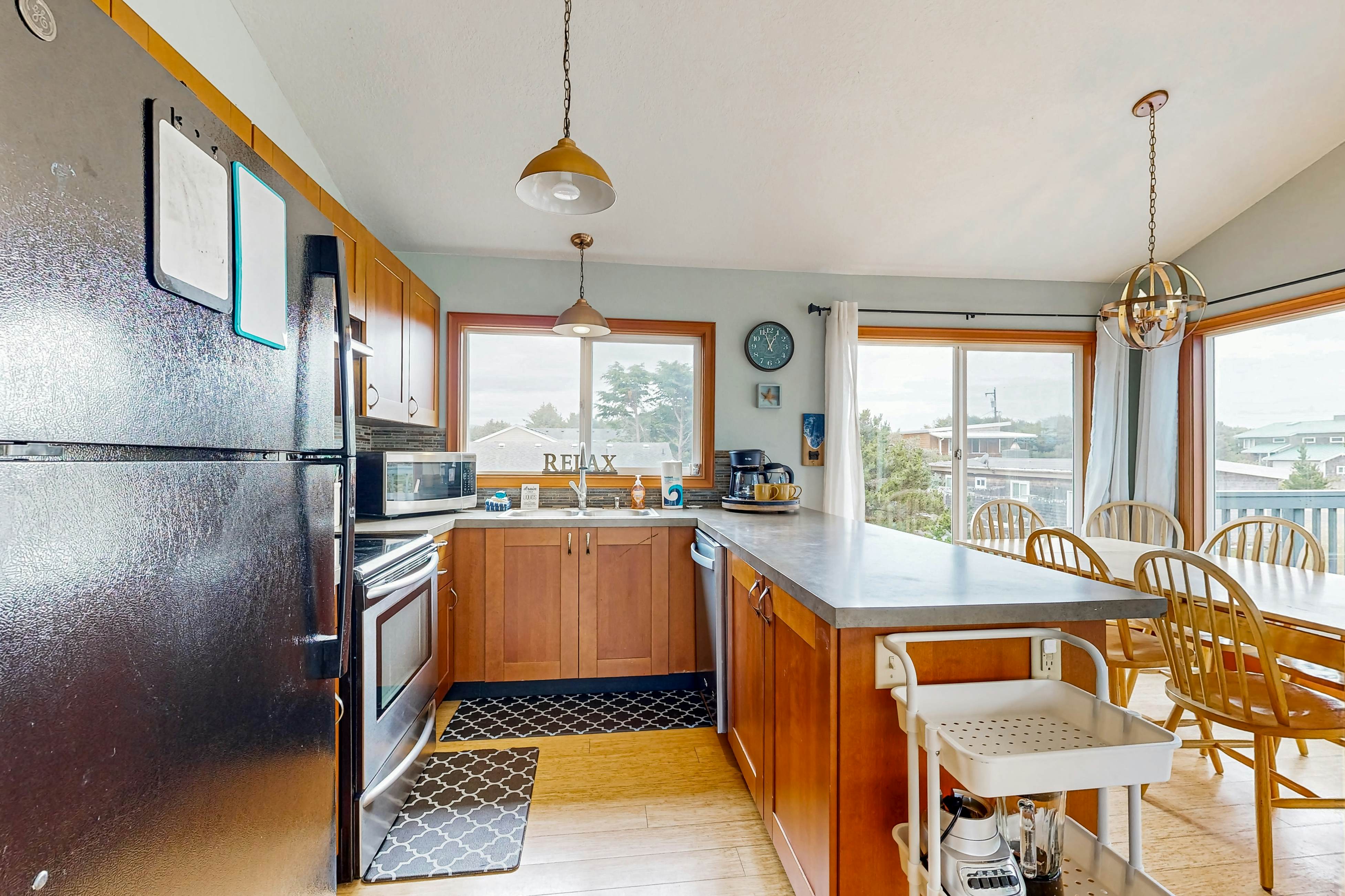 Ideal retreat, 100 yards to the beach - private hot tub, scenic deck & fast WiFi