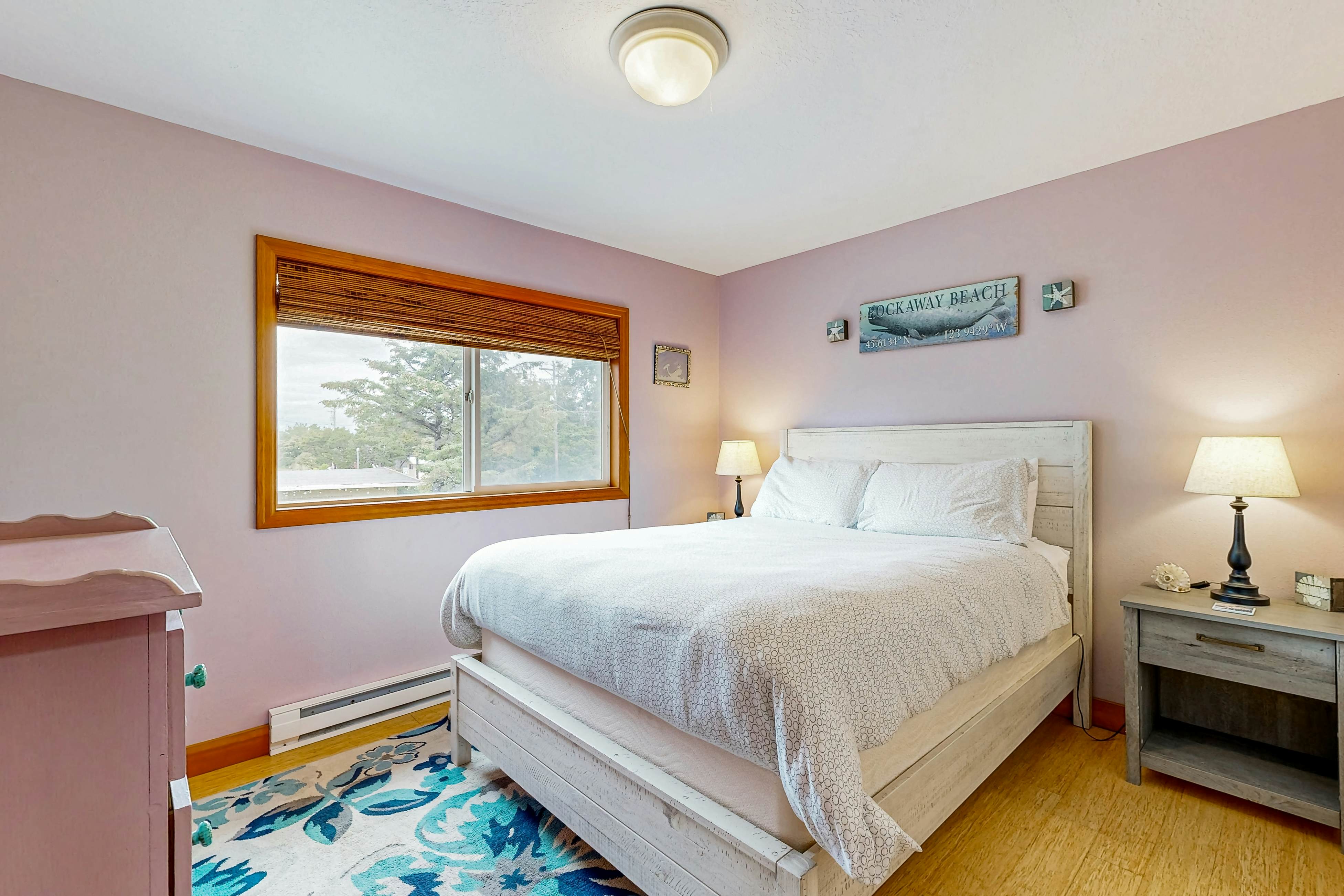 Ideal retreat, 100 yards to the beach - private hot tub, scenic deck & fast WiFi