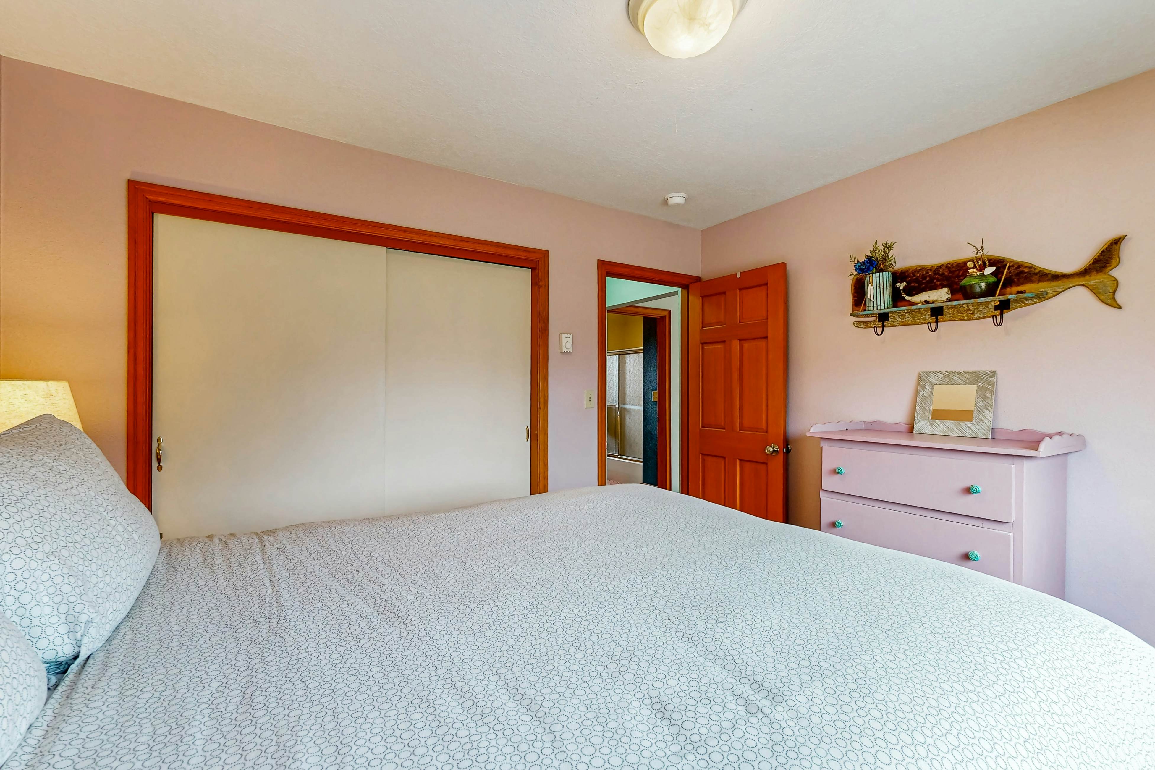 Ideal retreat, 100 yards to the beach - private hot tub, scenic deck & fast WiFi