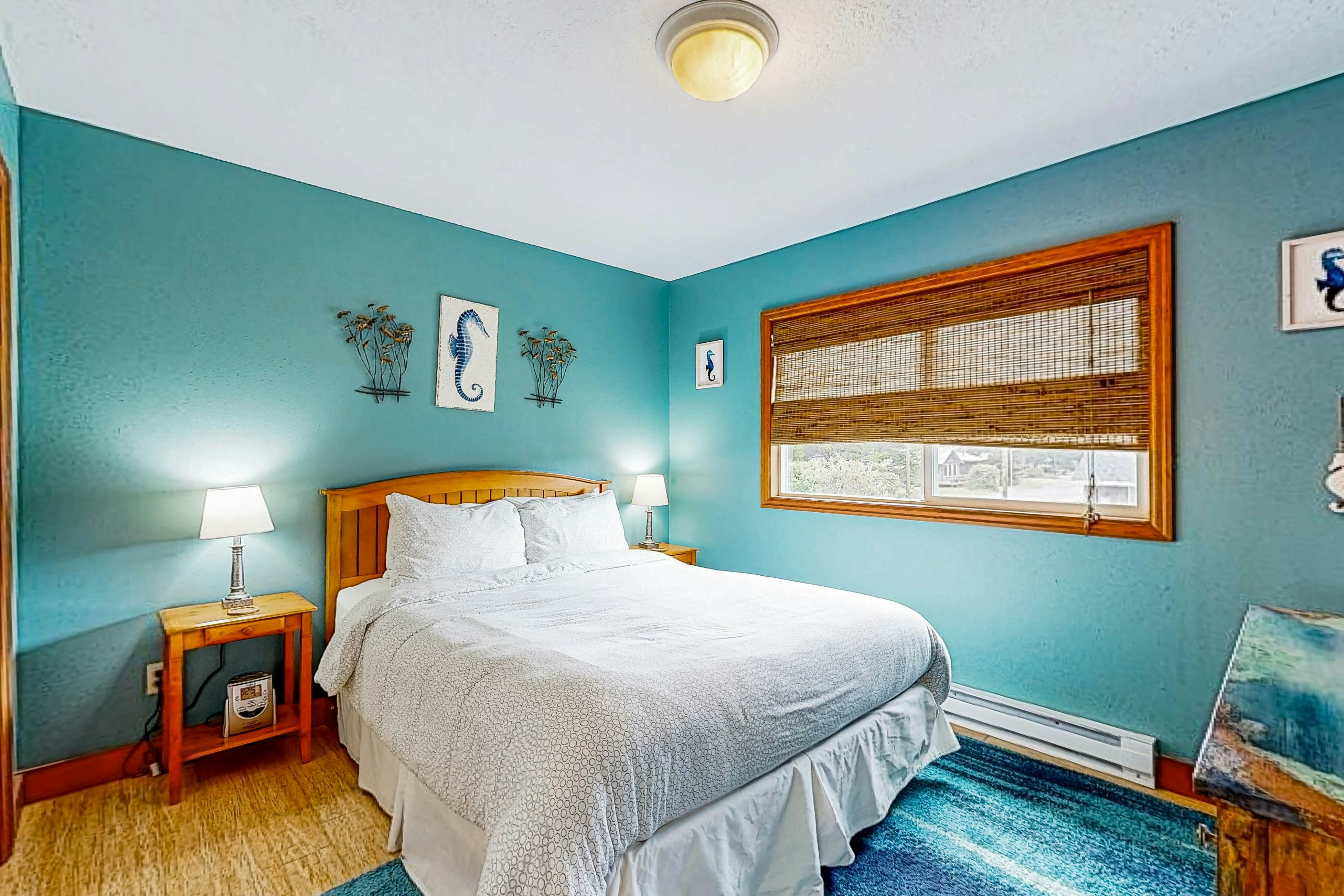 Ideal retreat, 100 yards to the beach - private hot tub, scenic deck & fast WiFi