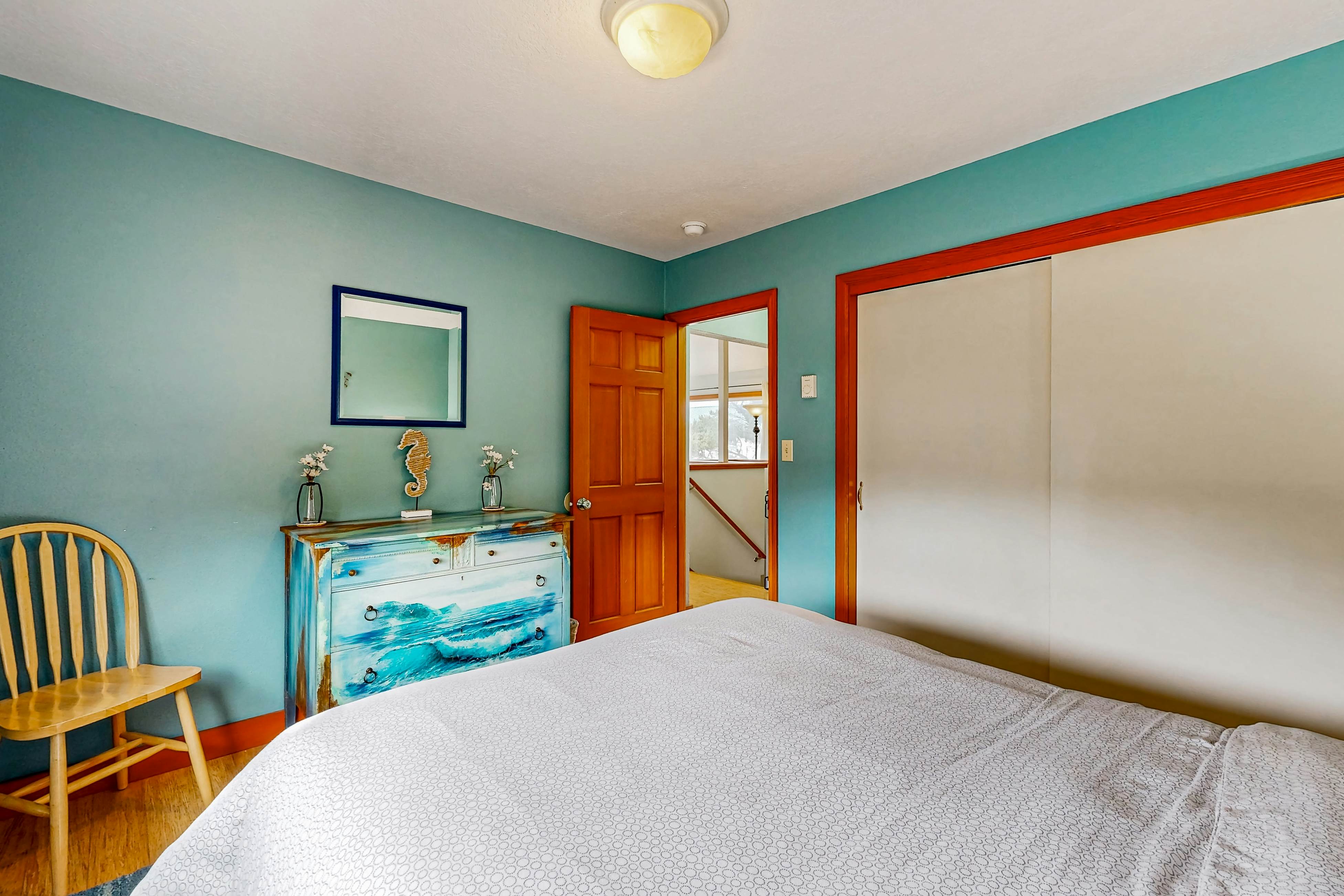 Ideal retreat, 100 yards to the beach - private hot tub, scenic deck & fast WiFi