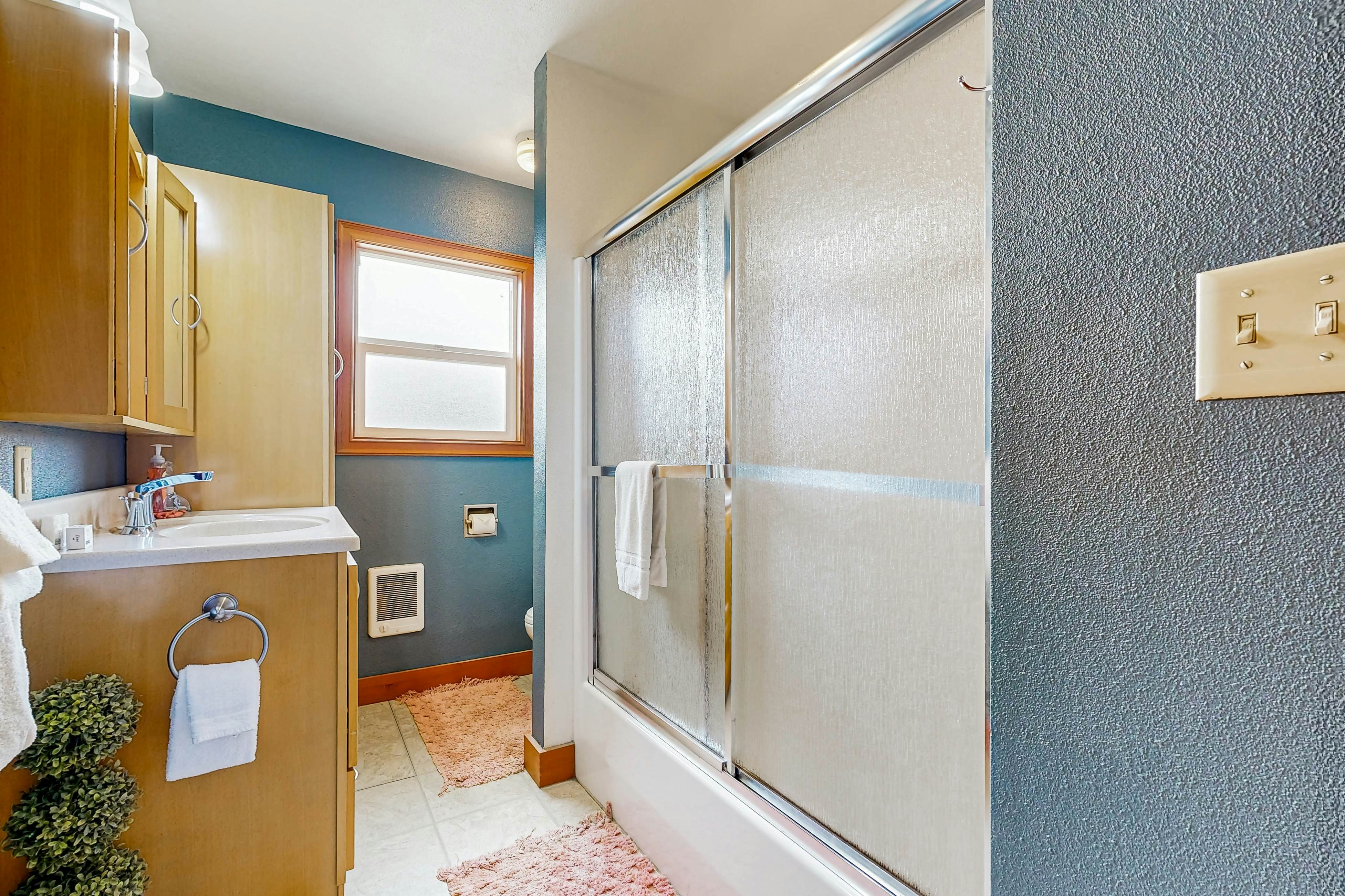 Ideal retreat, 100 yards to the beach - private hot tub, scenic deck & fast WiFi