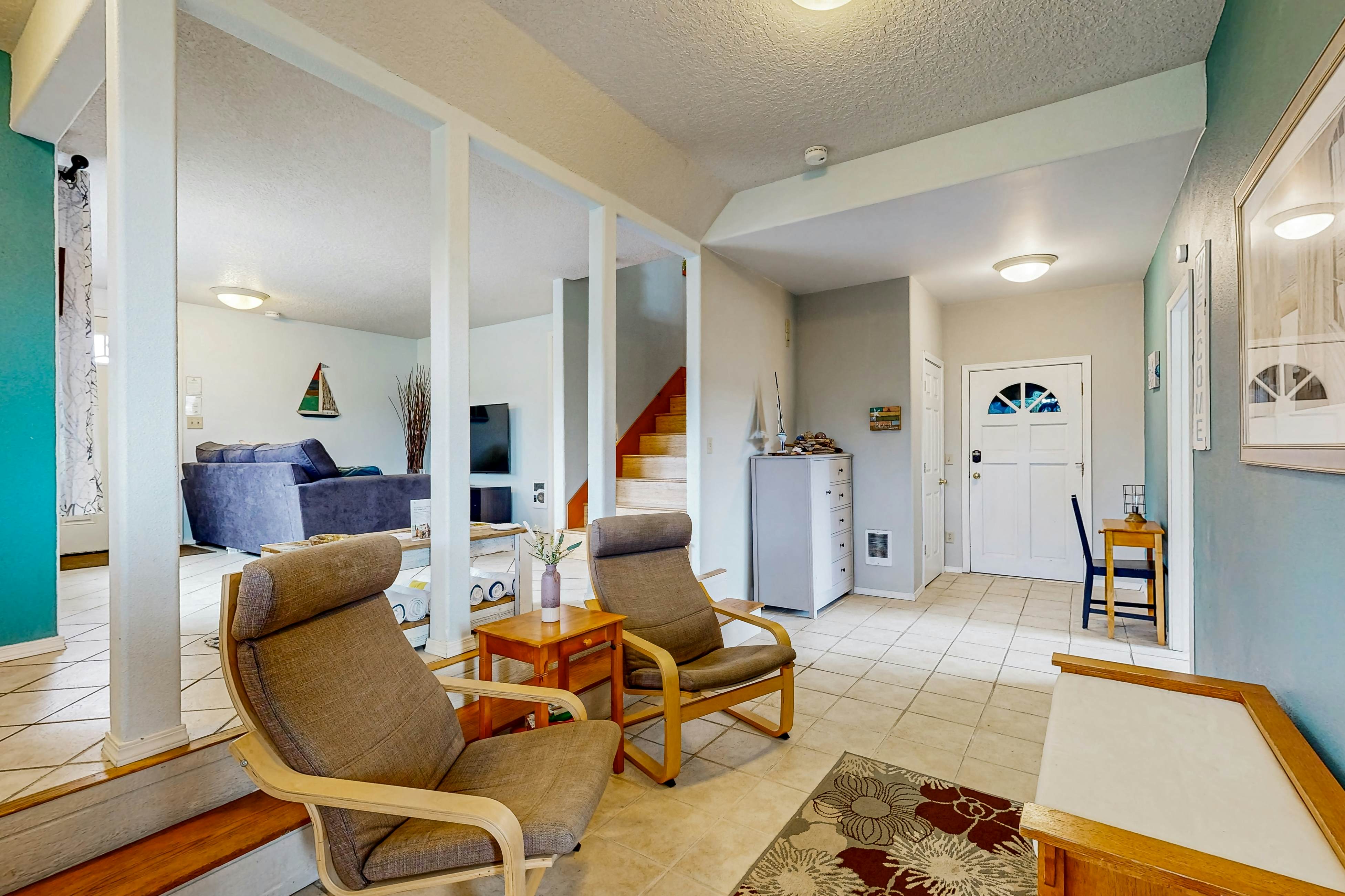 Ideal retreat, 100 yards to the beach - private hot tub, scenic deck & fast WiFi