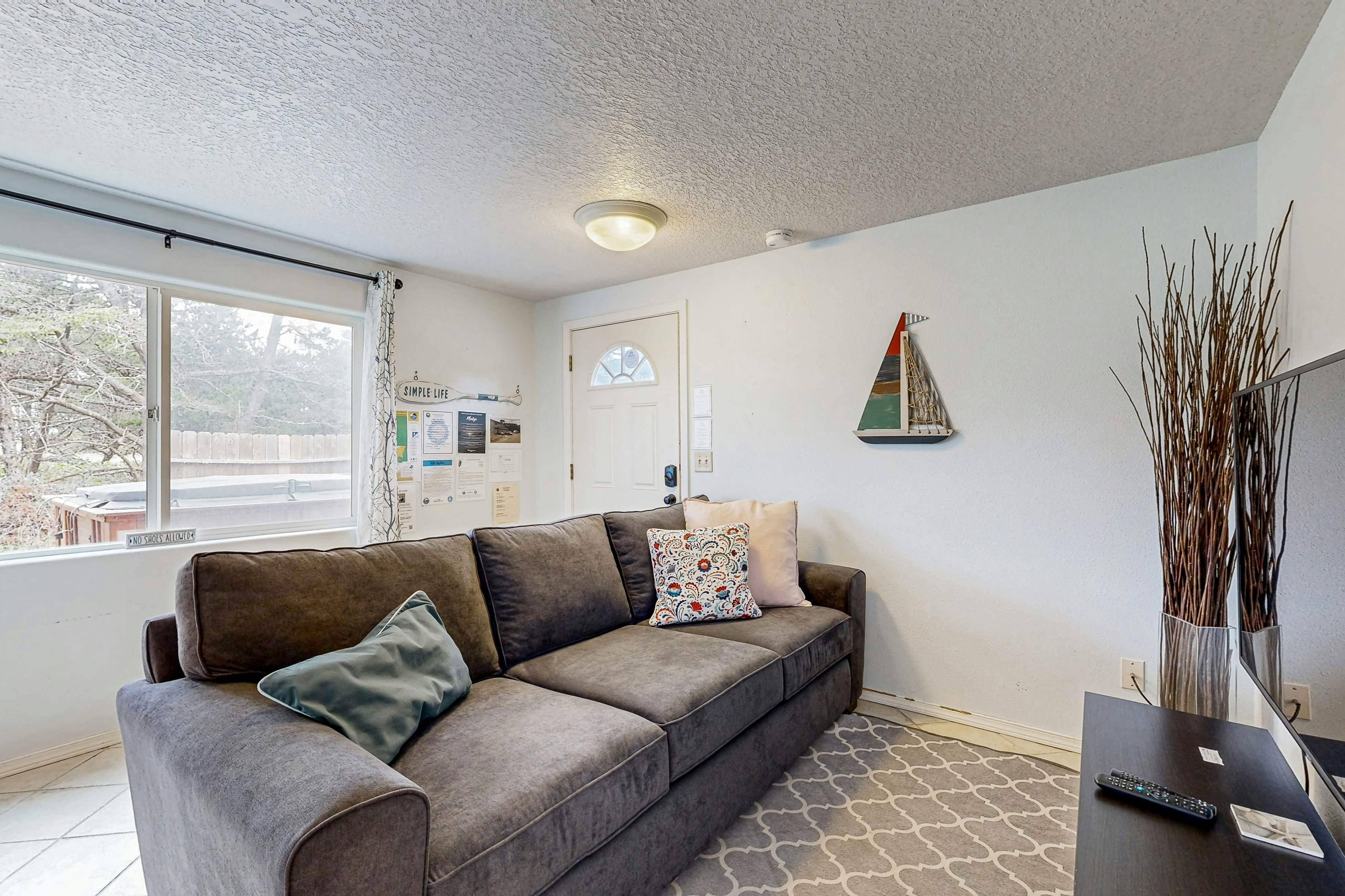 Ideal retreat, 100 yards to the beach - private hot tub, scenic deck & fast WiFi