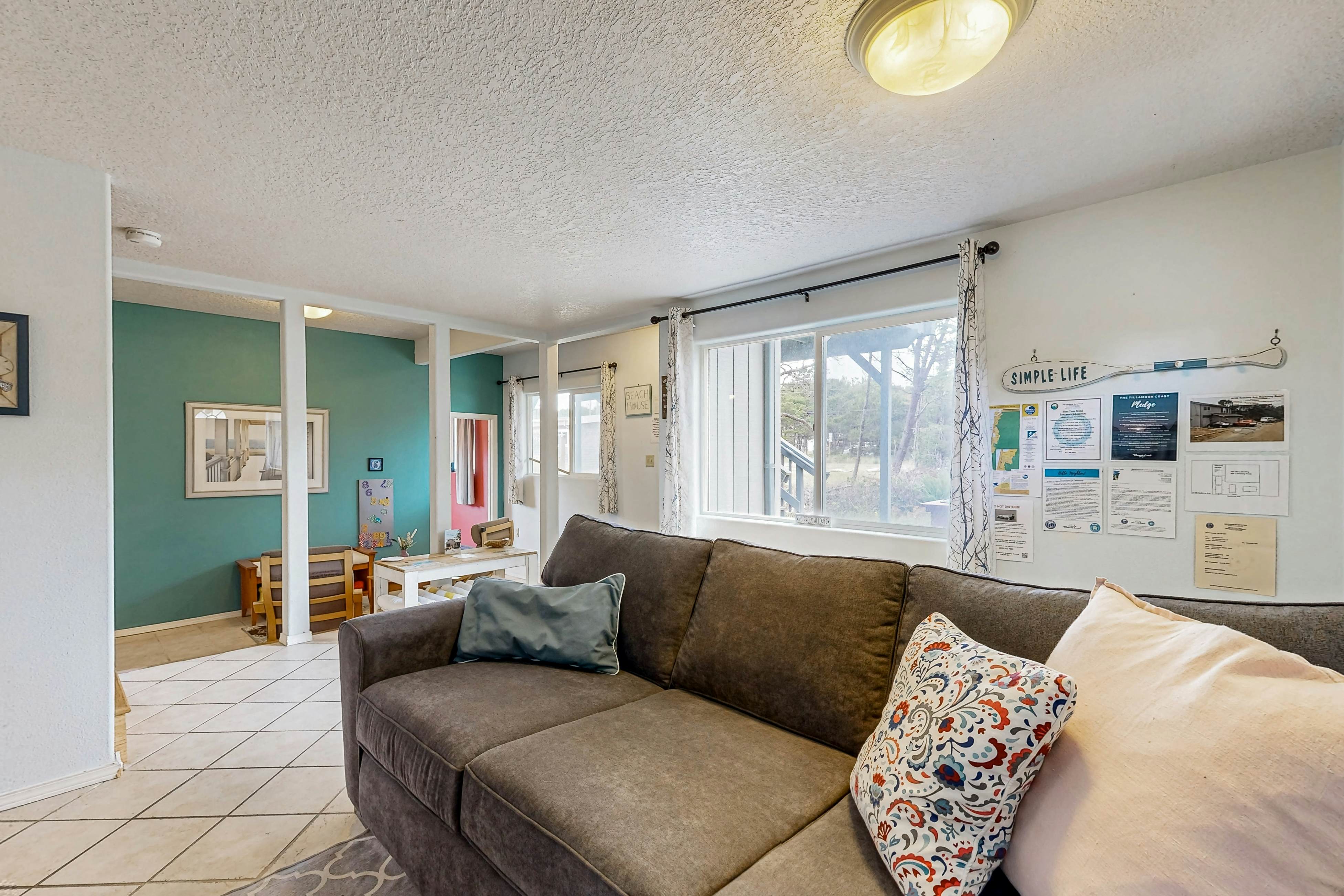 Ideal retreat, 100 yards to the beach - private hot tub, scenic deck & fast WiFi