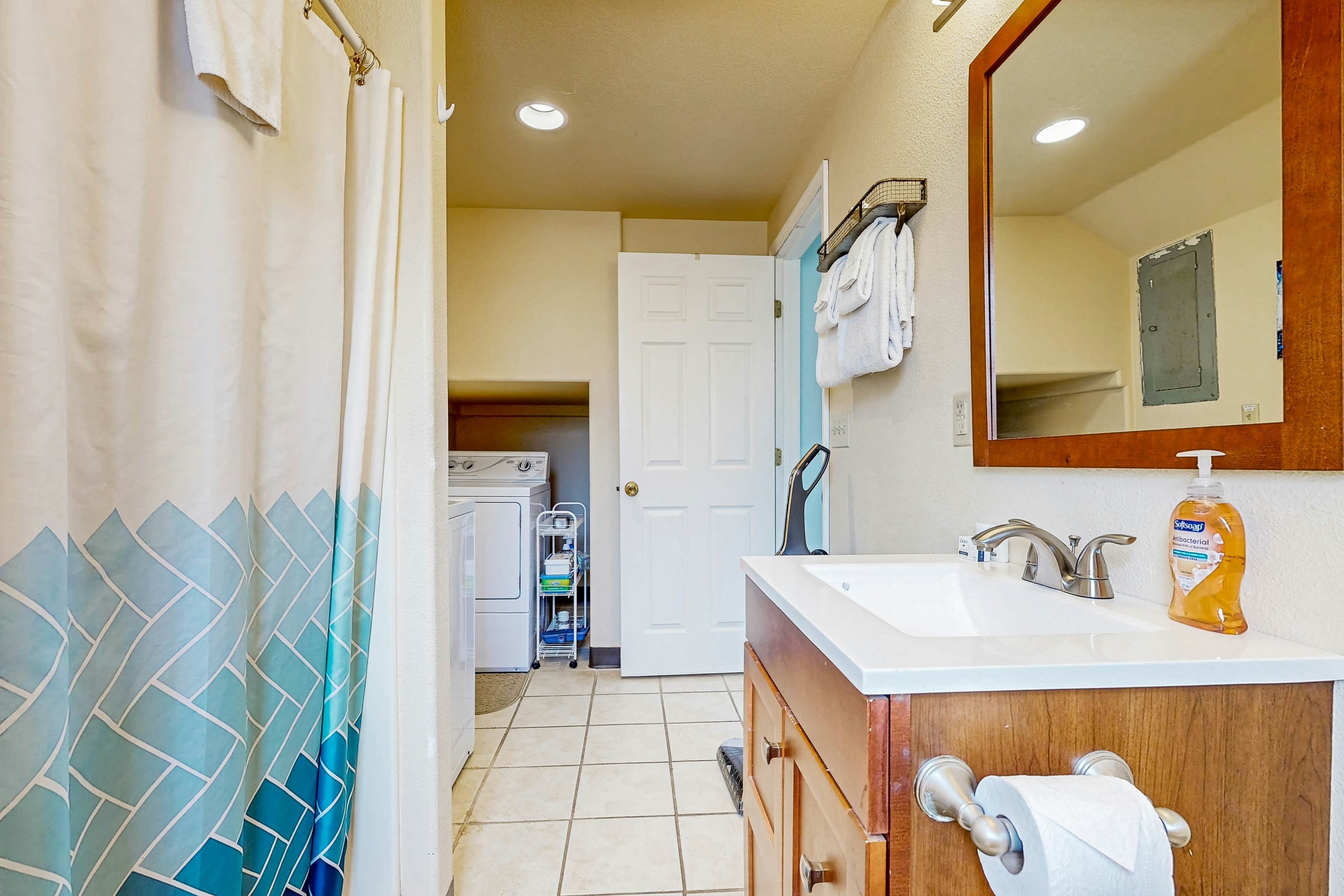 Ideal retreat, 100 yards to the beach - private hot tub, scenic deck & fast WiFi