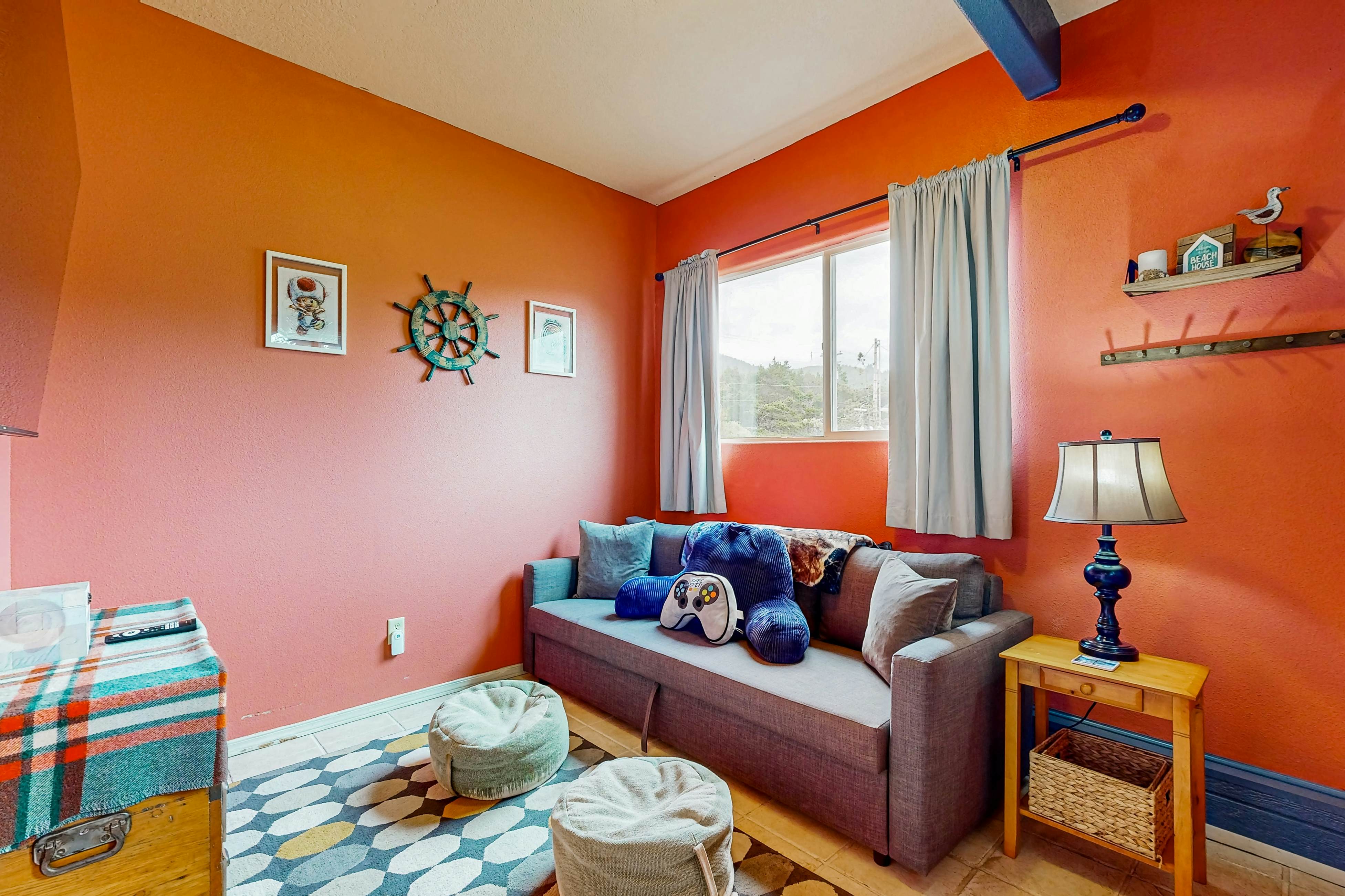 Ideal retreat, 100 yards to the beach - private hot tub, scenic deck & fast WiFi