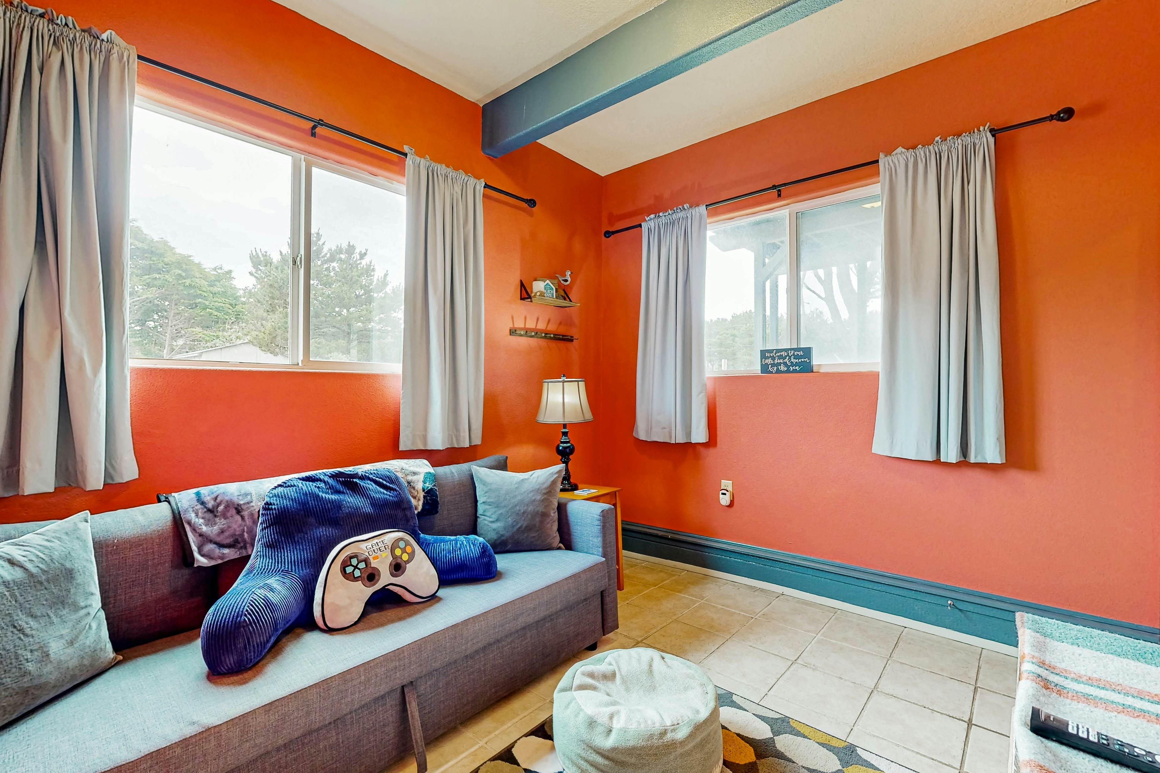 Ideal retreat, 100 yards to the beach - private hot tub, scenic deck & fast WiFi