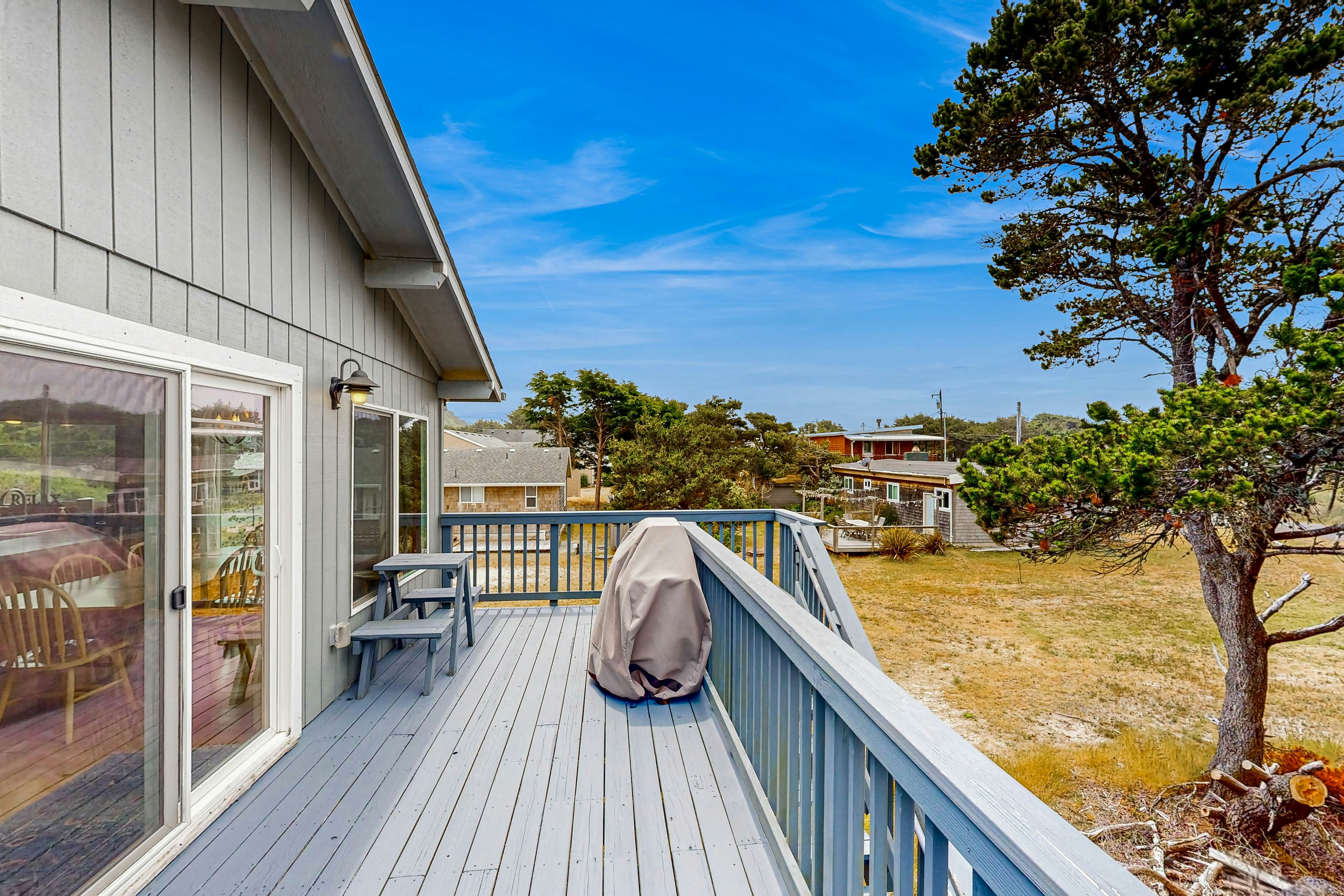 Ideal retreat, 100 yards to the beach - private hot tub, scenic deck & fast WiFi
