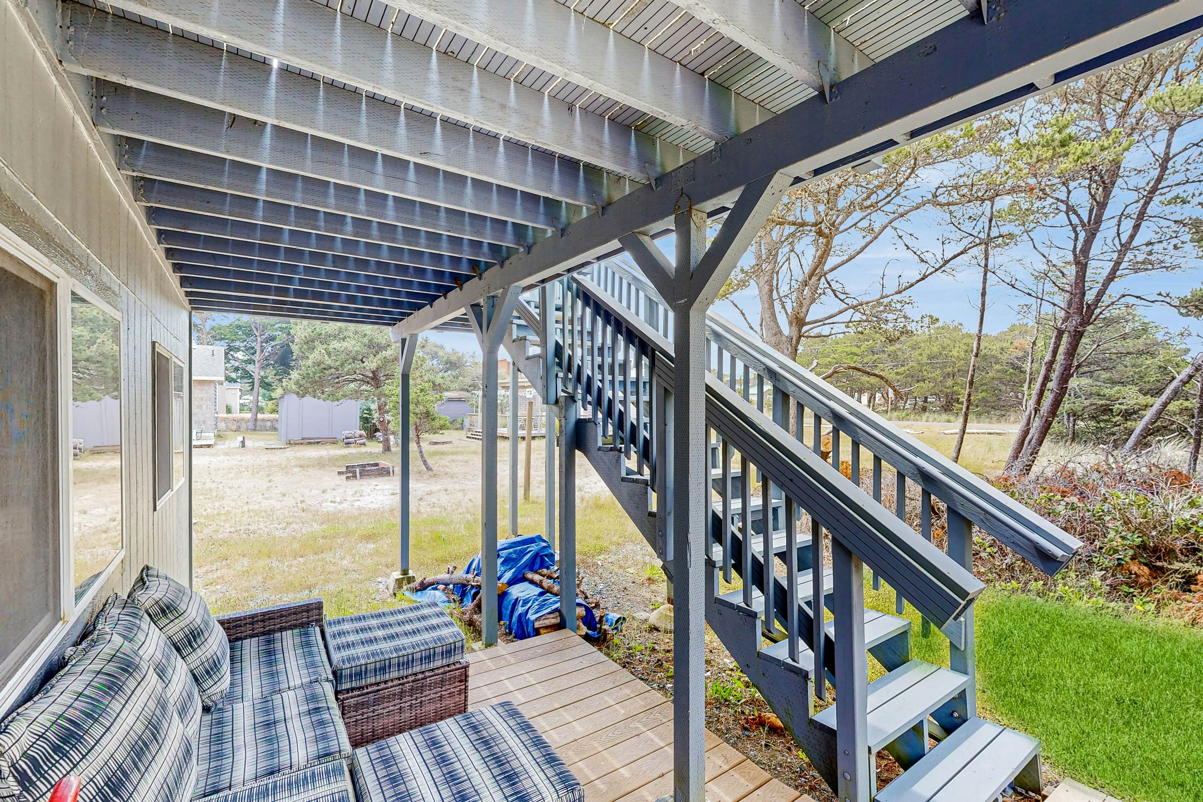 Ideal retreat, 100 yards to the beach - private hot tub, scenic deck & fast WiFi