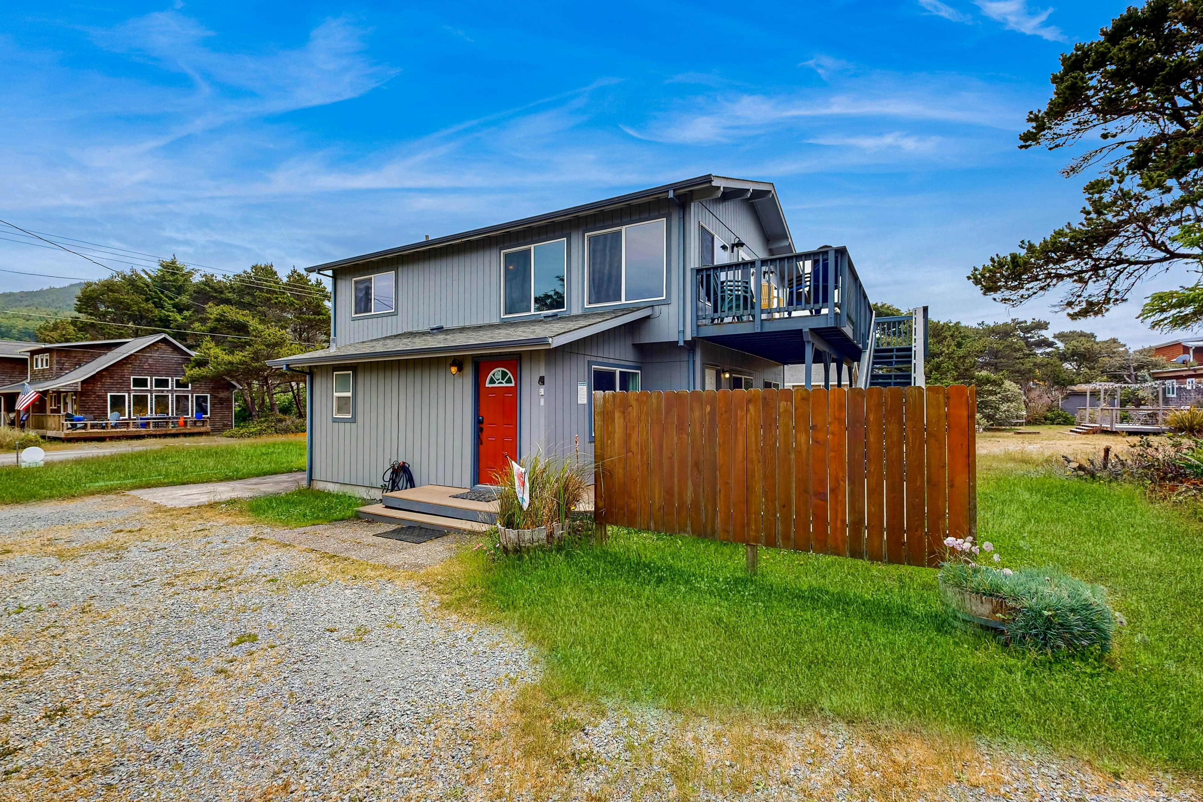 Ideal retreat, 100 yards to the beach - private hot tub, scenic deck & fast WiFi